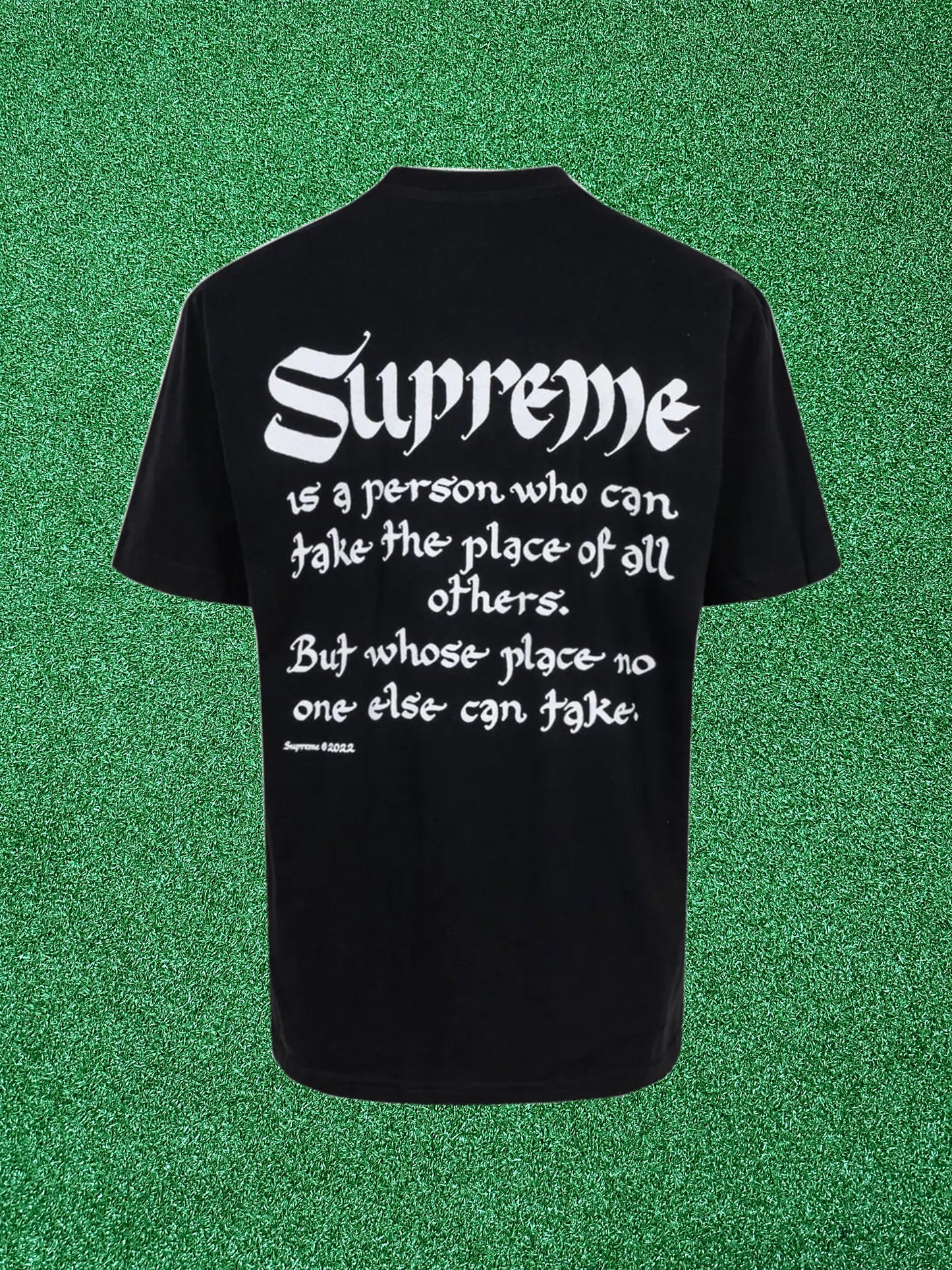 Camiseta negra de la persona suprema