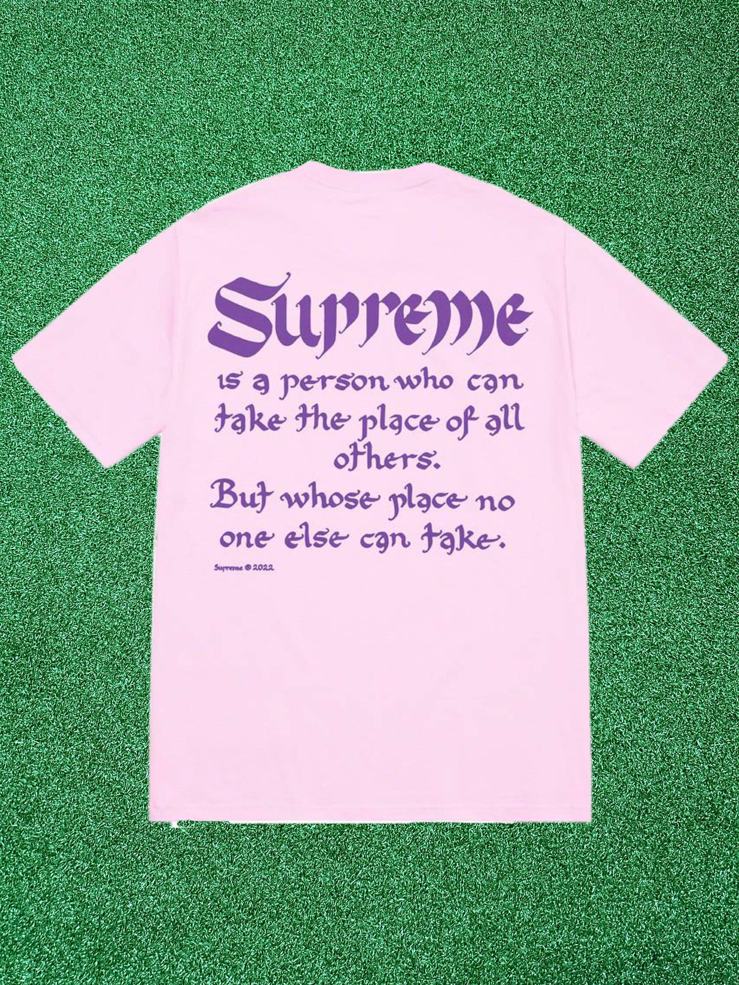 Camiseta Supreme Person en color morado claro