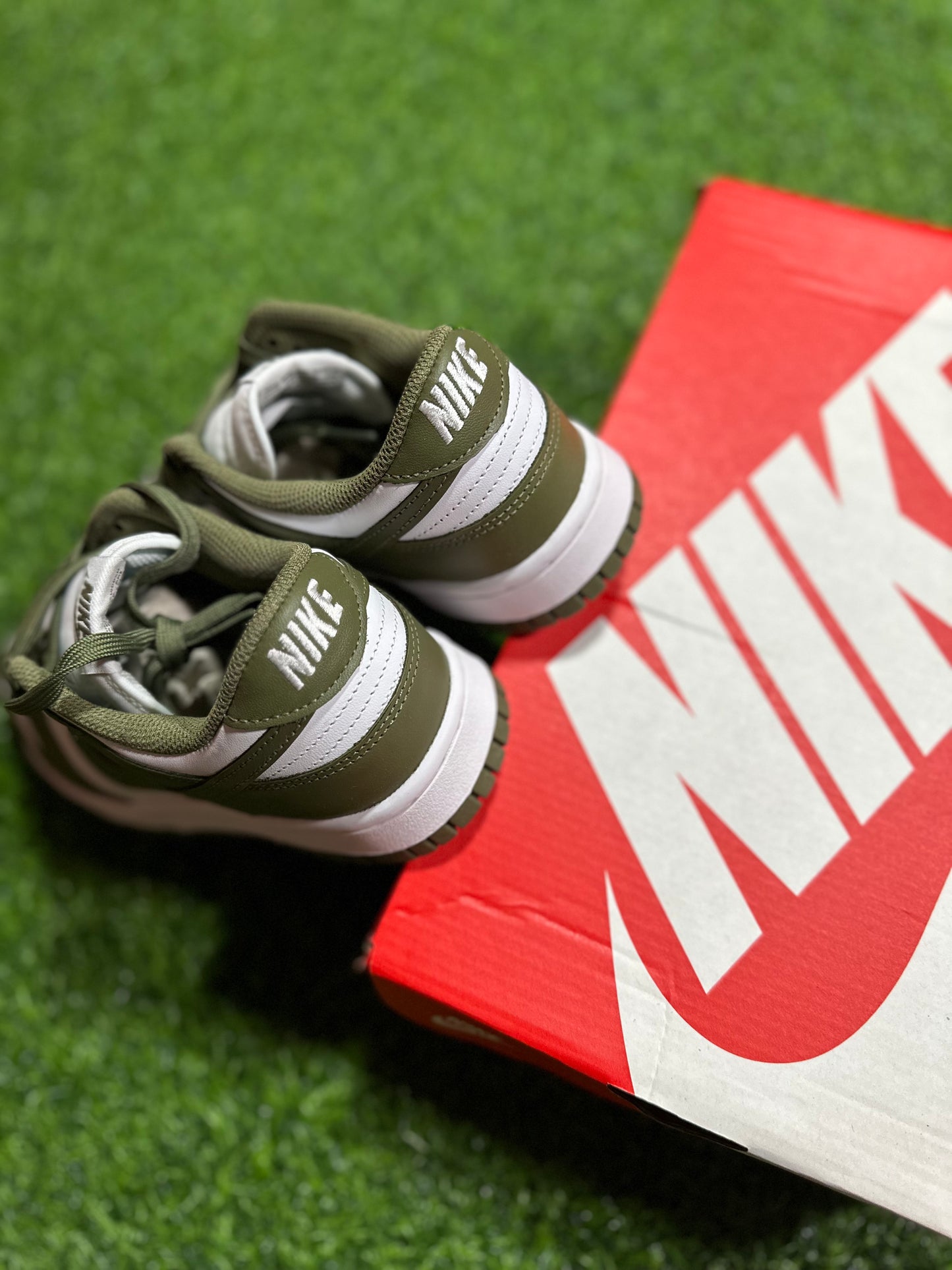 Nike Dunk Low - Verde oliva medio (para mujer)