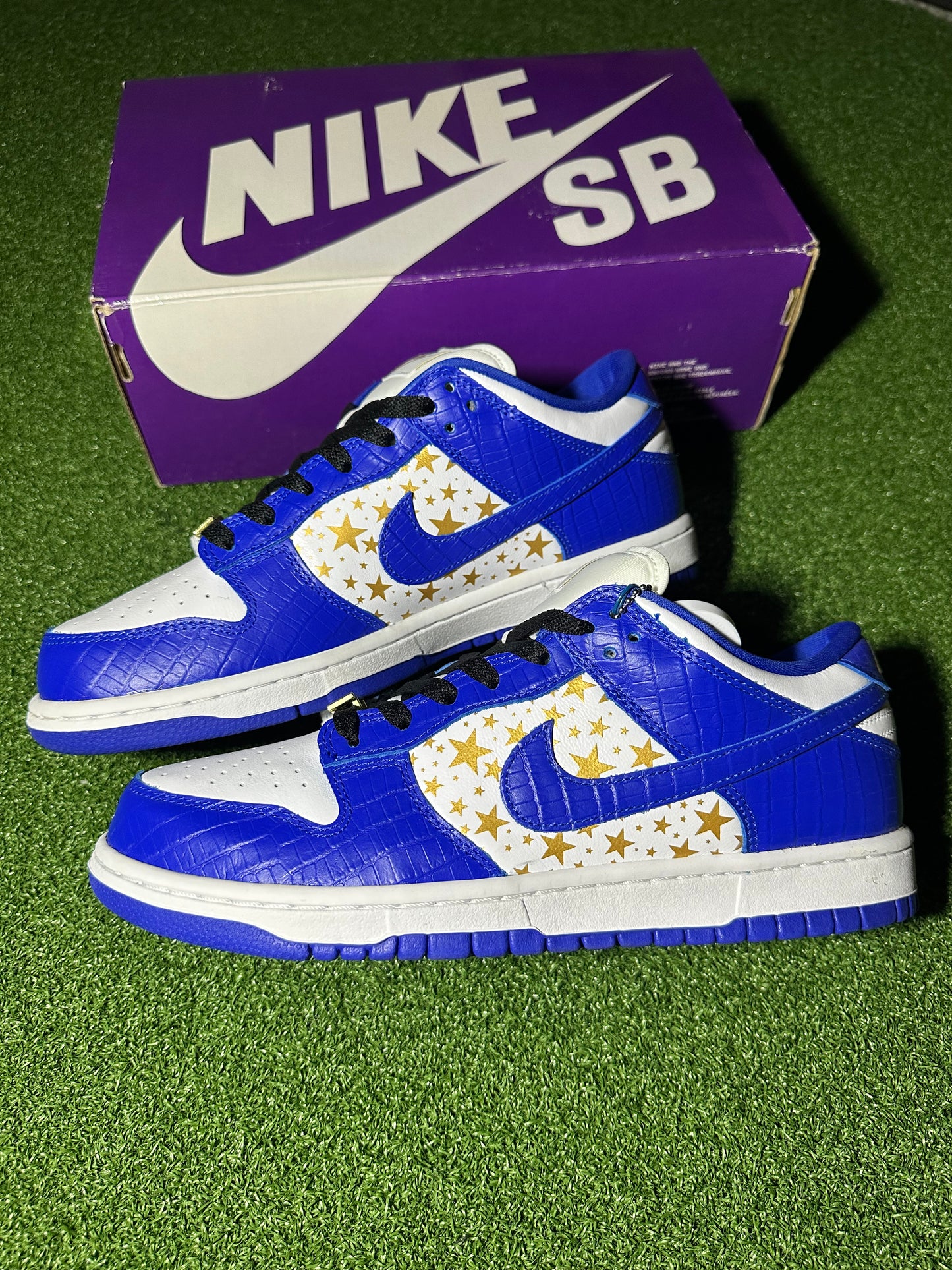 Nike SB Dunk Low Supreme Stars “Hyper Royal” (2021)