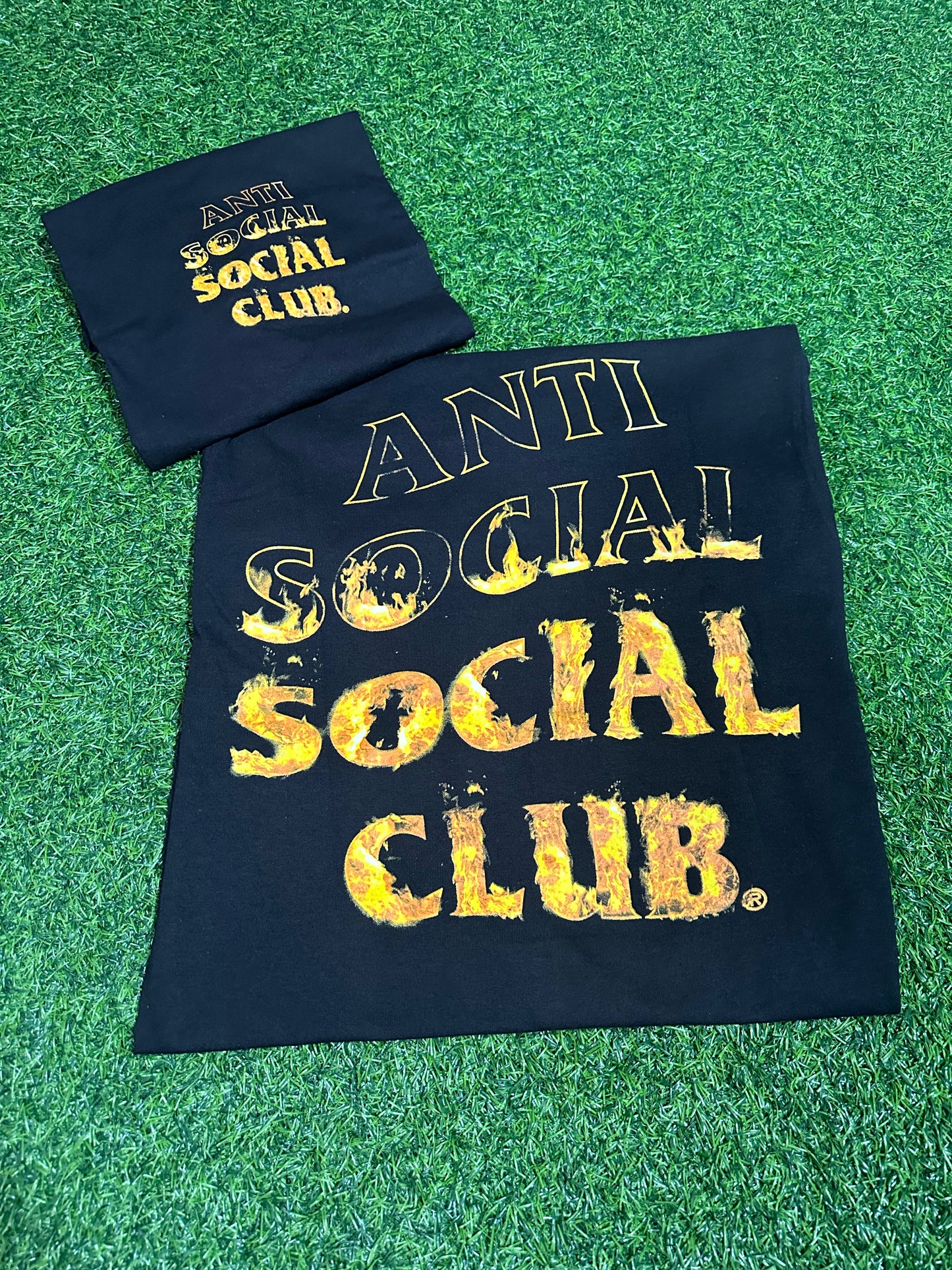 Club social antisocial en llamas