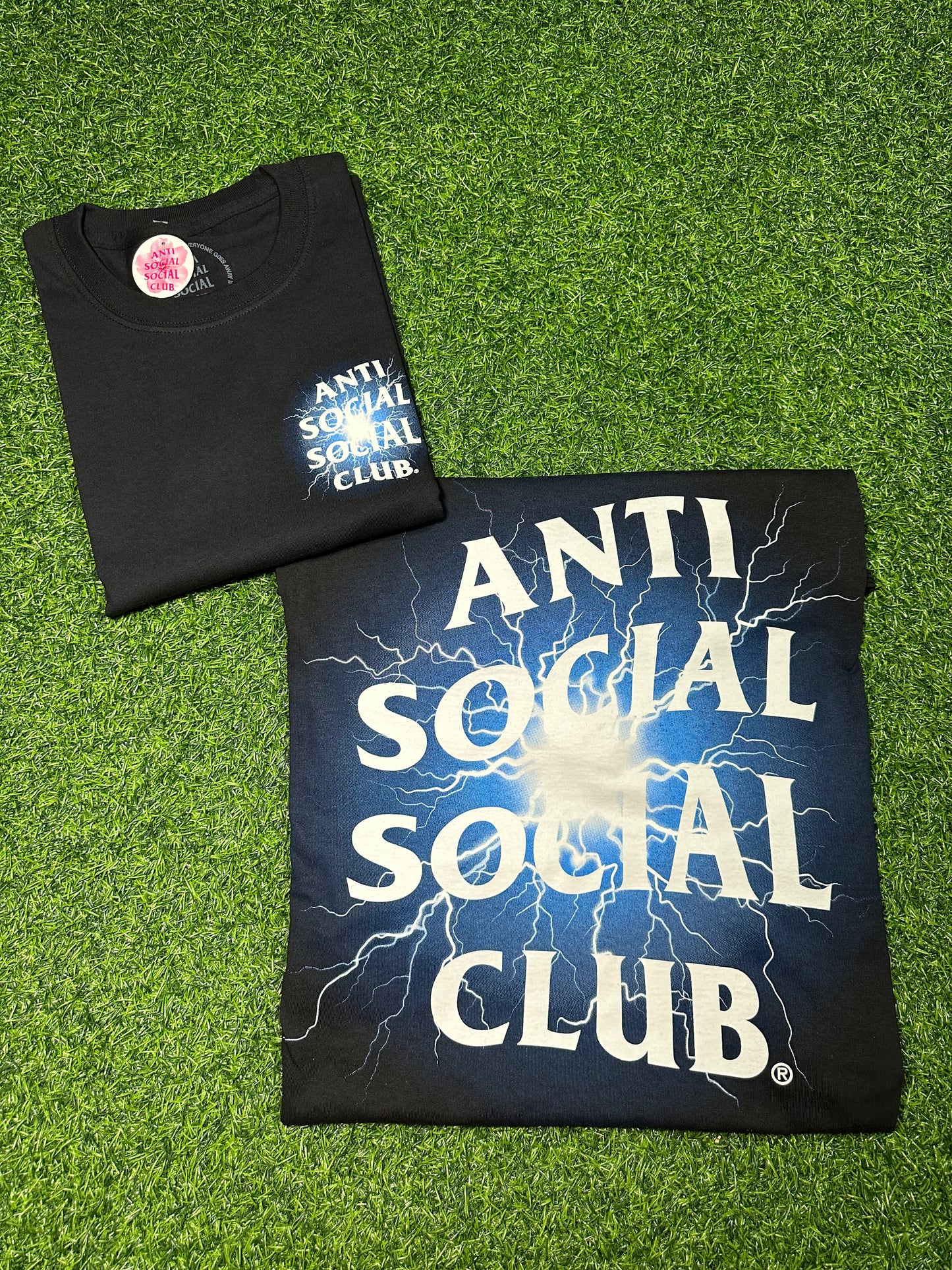 Camiseta Anti Social Social Club Pain que brilla en la oscuridad - Negra