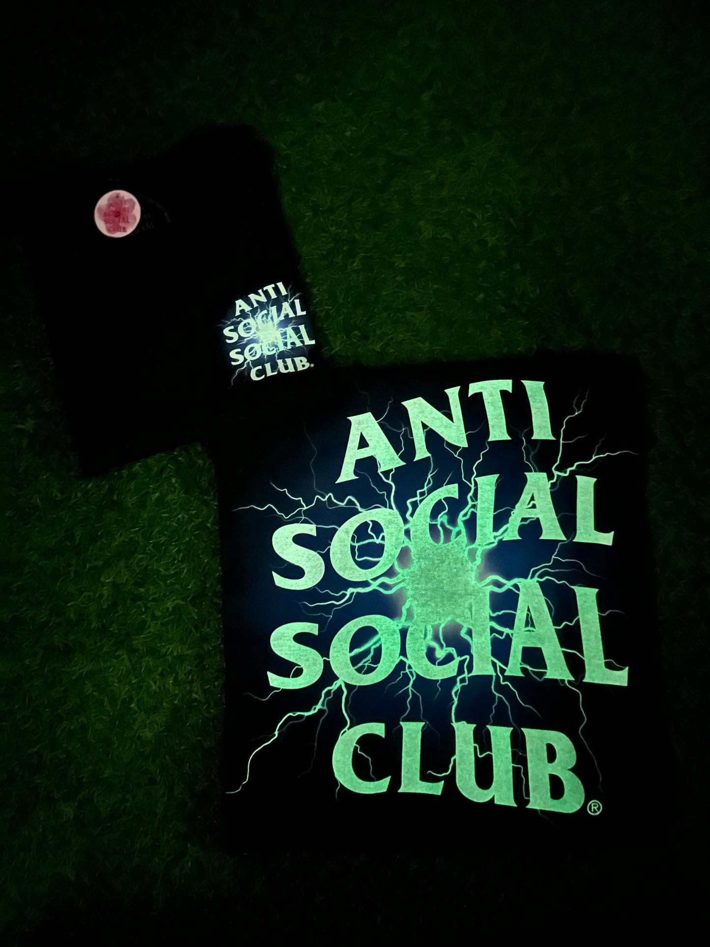 Camiseta Anti Social Social Club Pain que brilla en la oscuridad - Negra