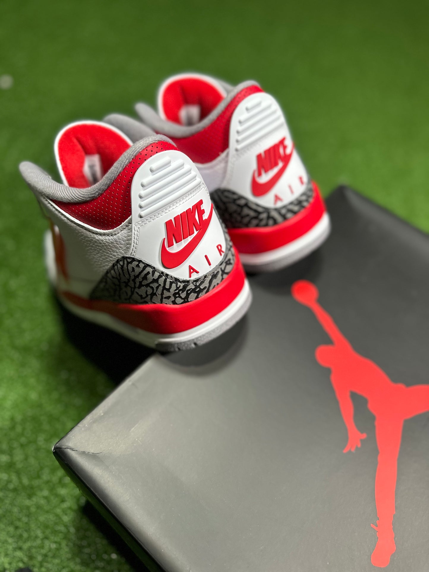 Jordan 3 Retro - Rojo fuego (2022)