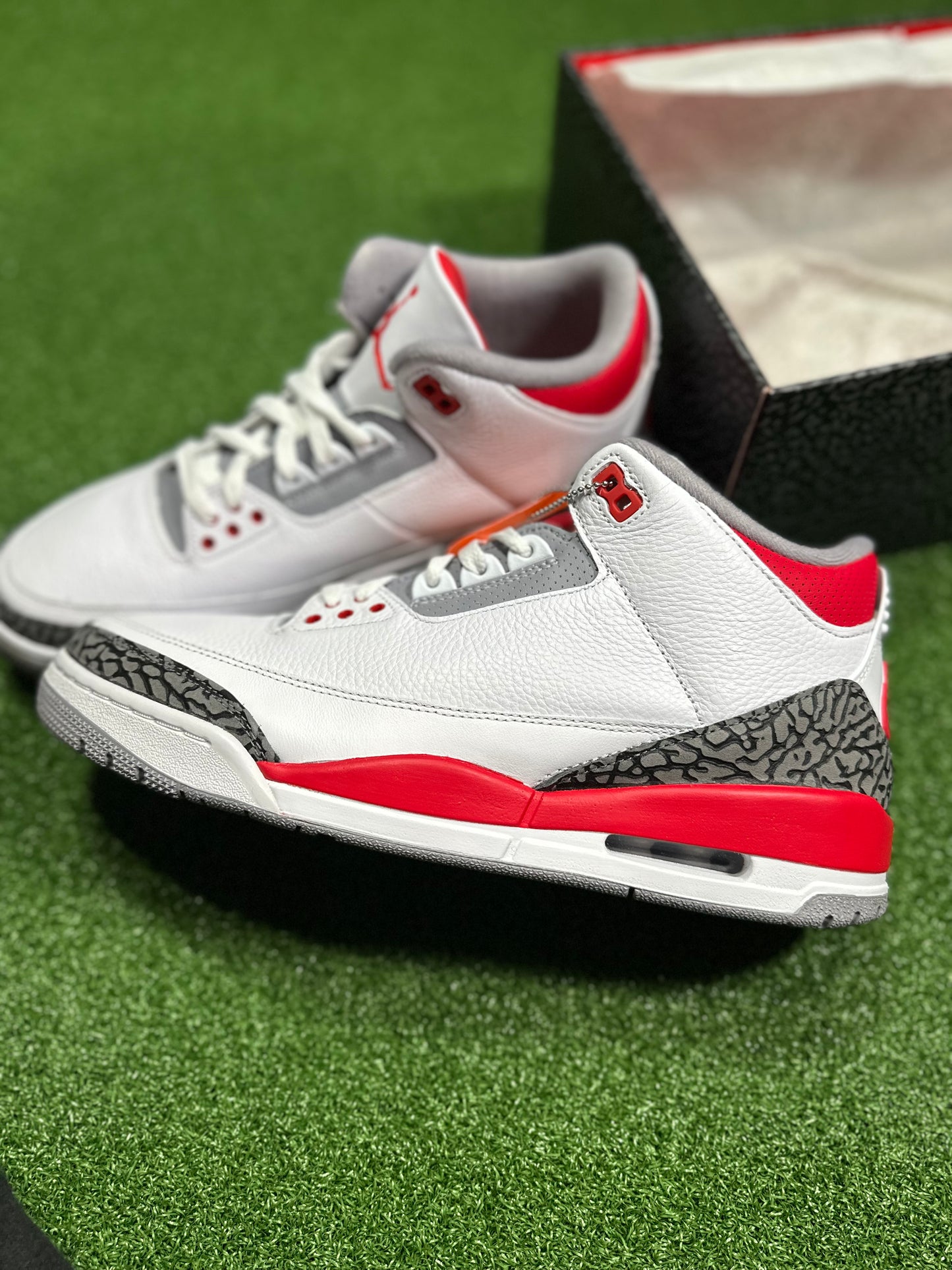 Jordan 3 Retro - Rojo fuego (2022)