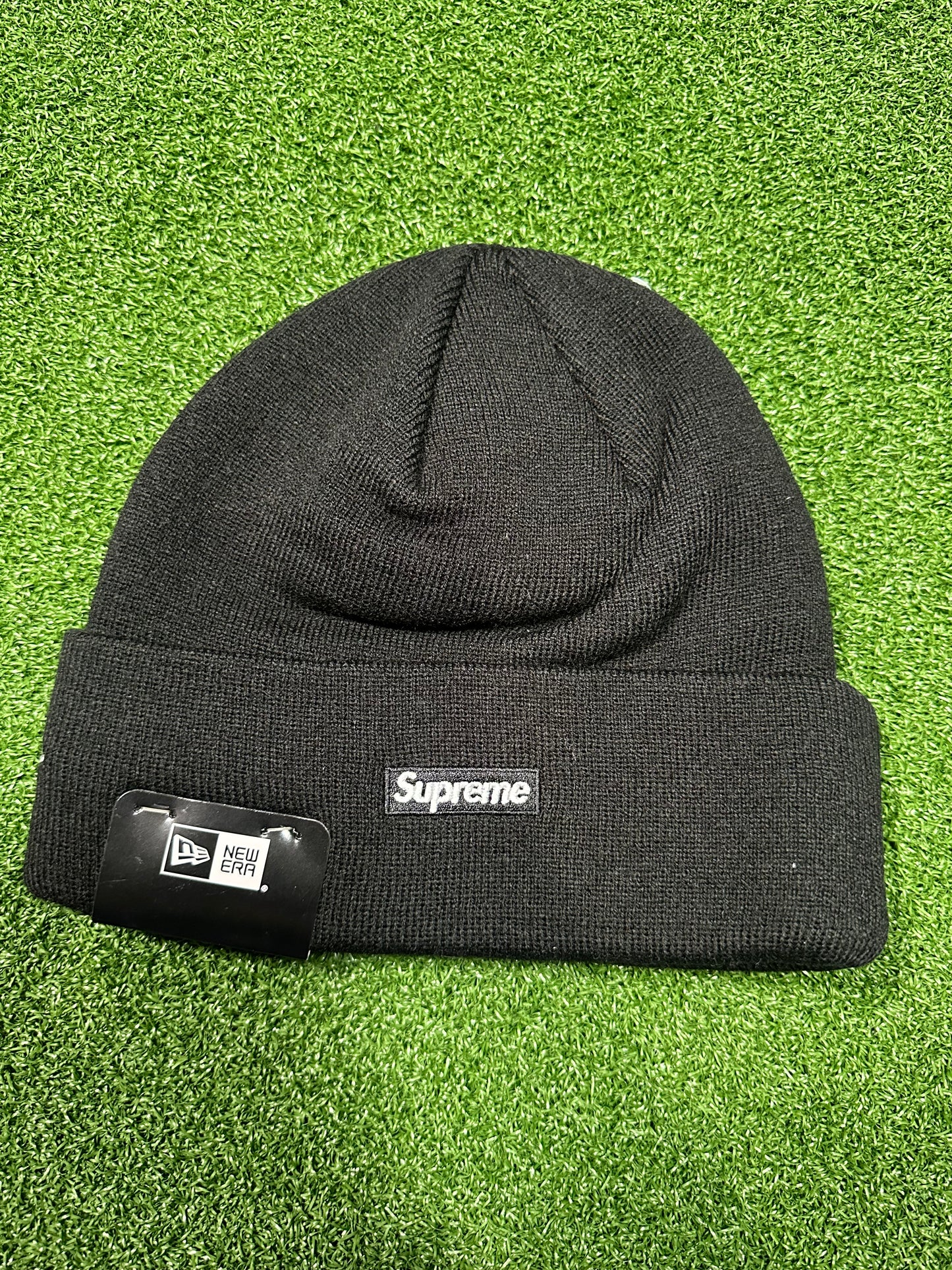 Gorro con el logotipo de Swarovski S de Supreme New Era en color negro