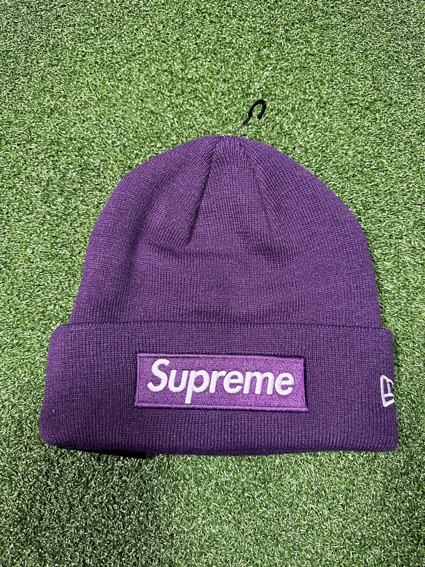 Gorro con logo de caja de Supreme New Era (otoño/invierno 2023) en morado oscuro