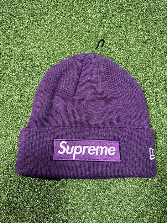 Gorro con logo de caja de Supreme New Era (otoño/invierno 2023) en morado oscuro