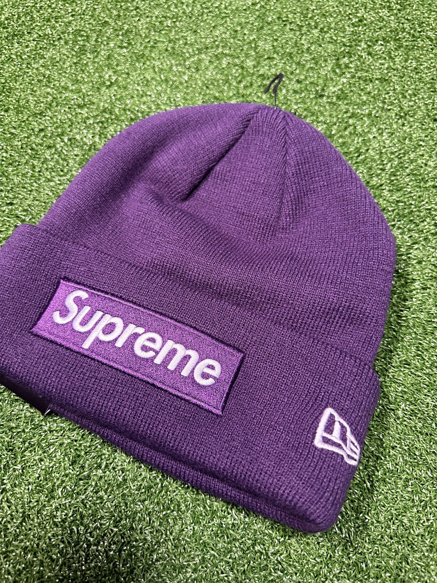 Gorro con logo de caja de Supreme New Era (otoño/invierno 2023) en morado oscuro
