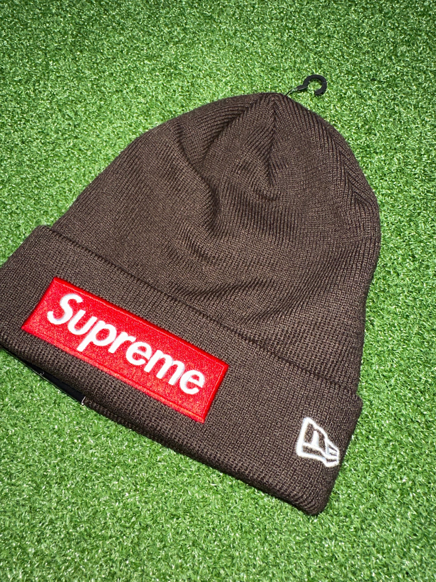 Gorro con logo en forma de caja de Supreme New Era (otoño/invierno 2022) en marrón