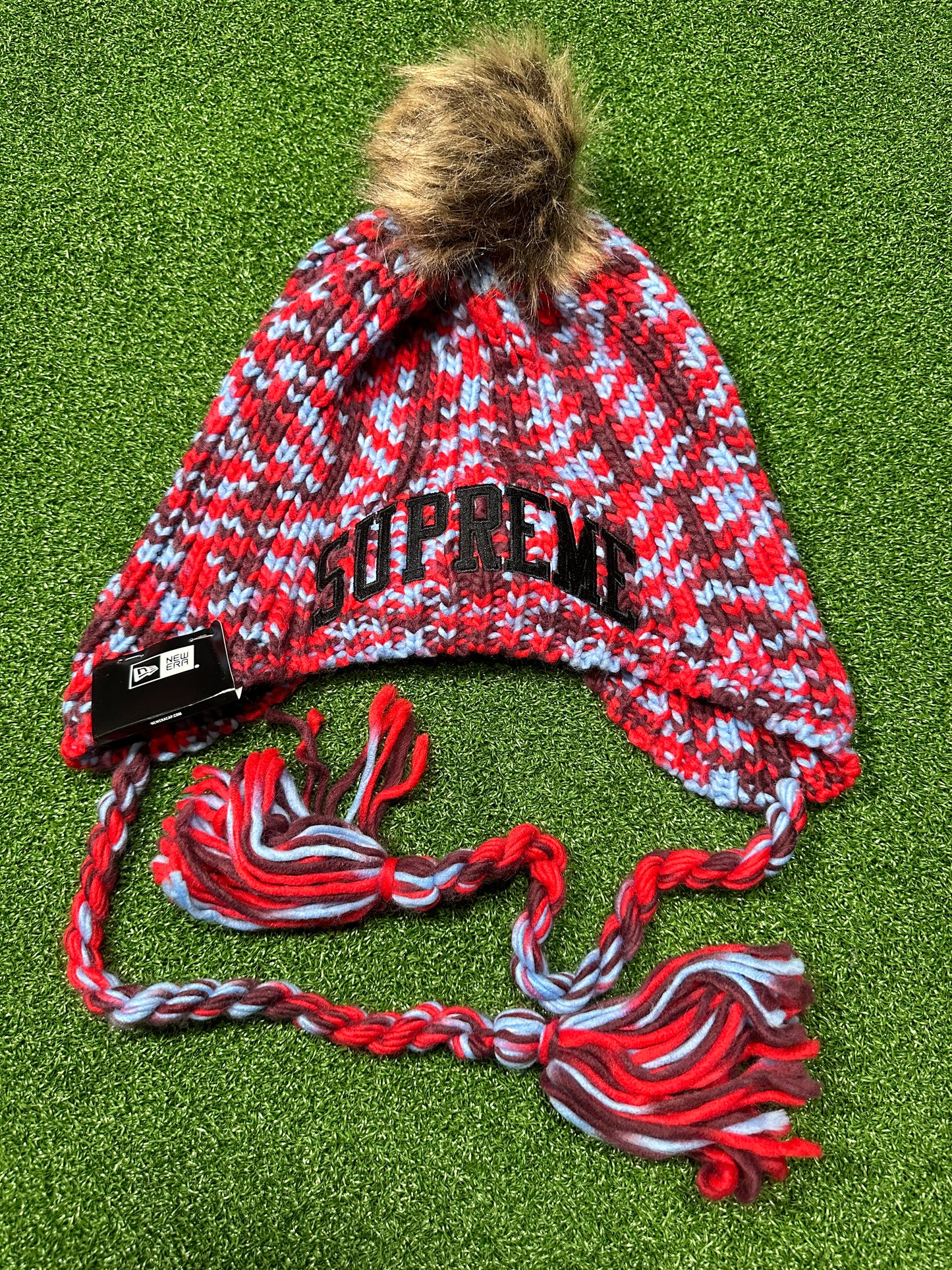 Gorro Toboggan de Supreme New Era en color rojo