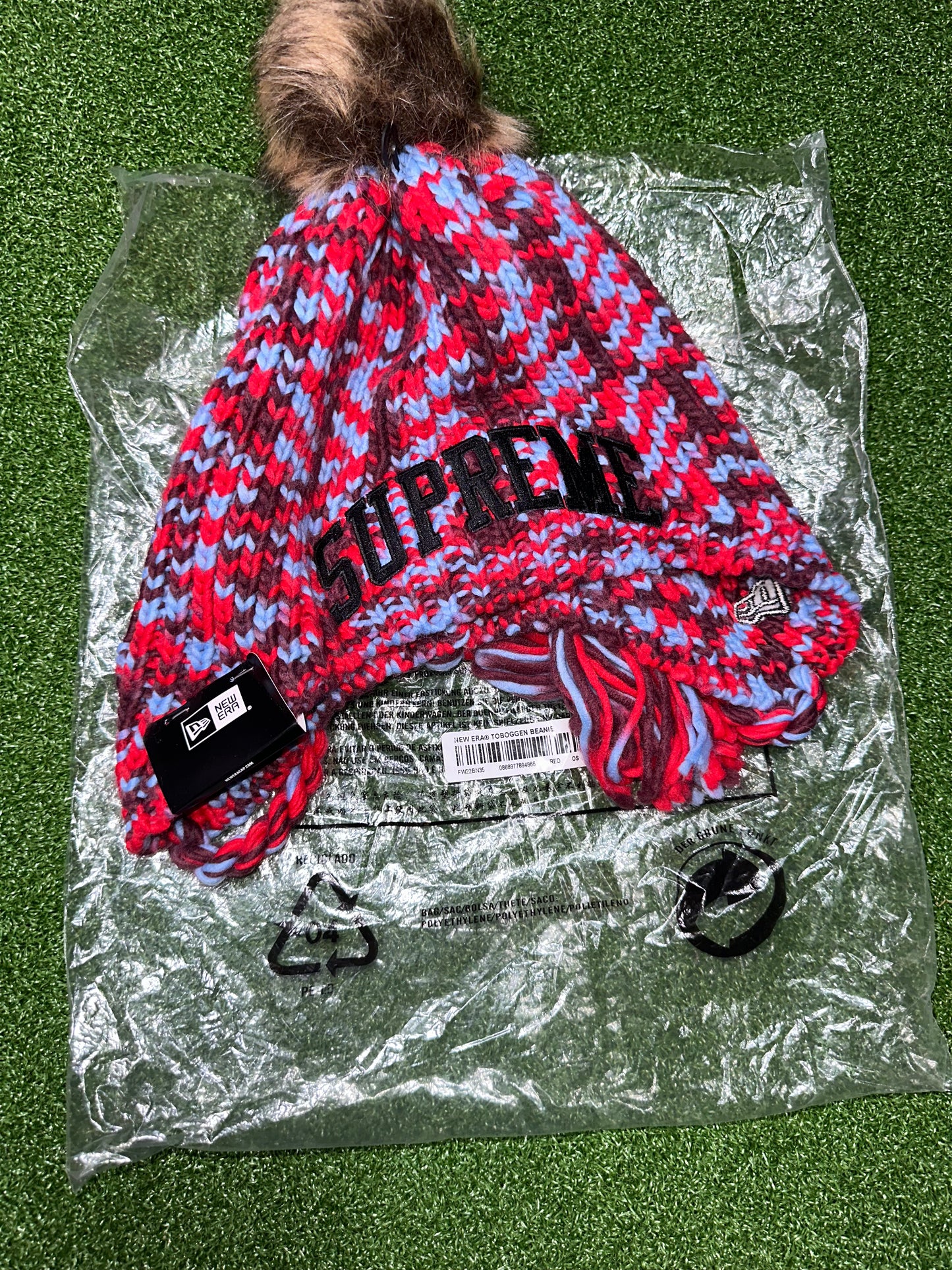 Gorro Toboggan de Supreme New Era en color rojo