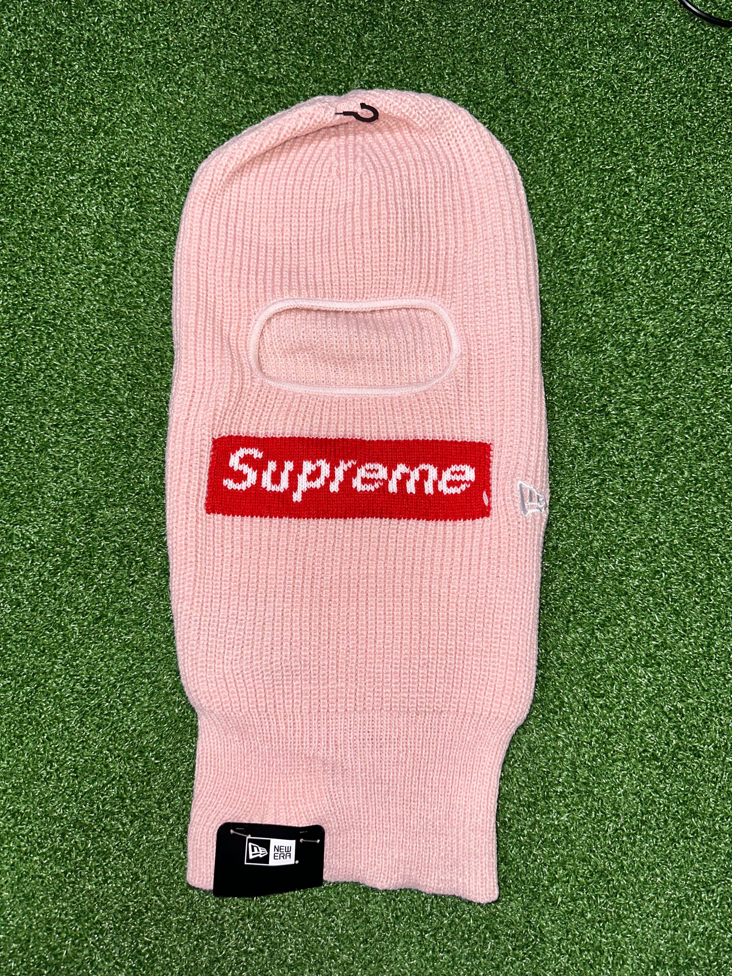 Pasamontañas con logo de caja de New Era de Supreme en color rosa