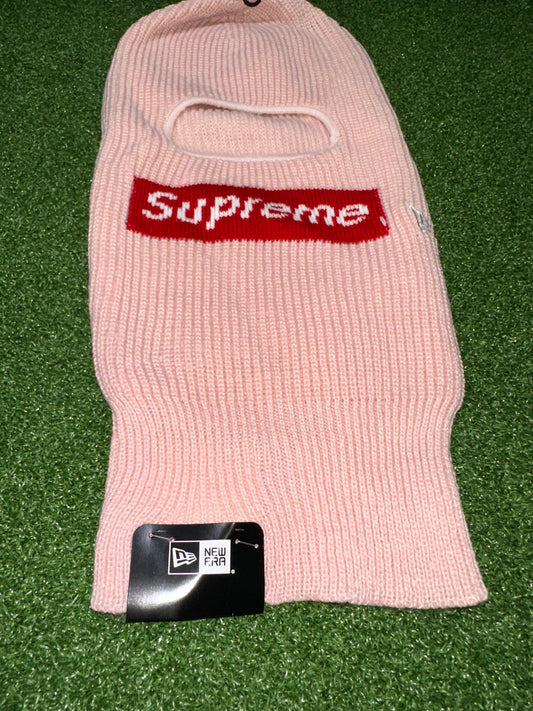 Pasamontañas con logo de caja de New Era de Supreme en color rosa