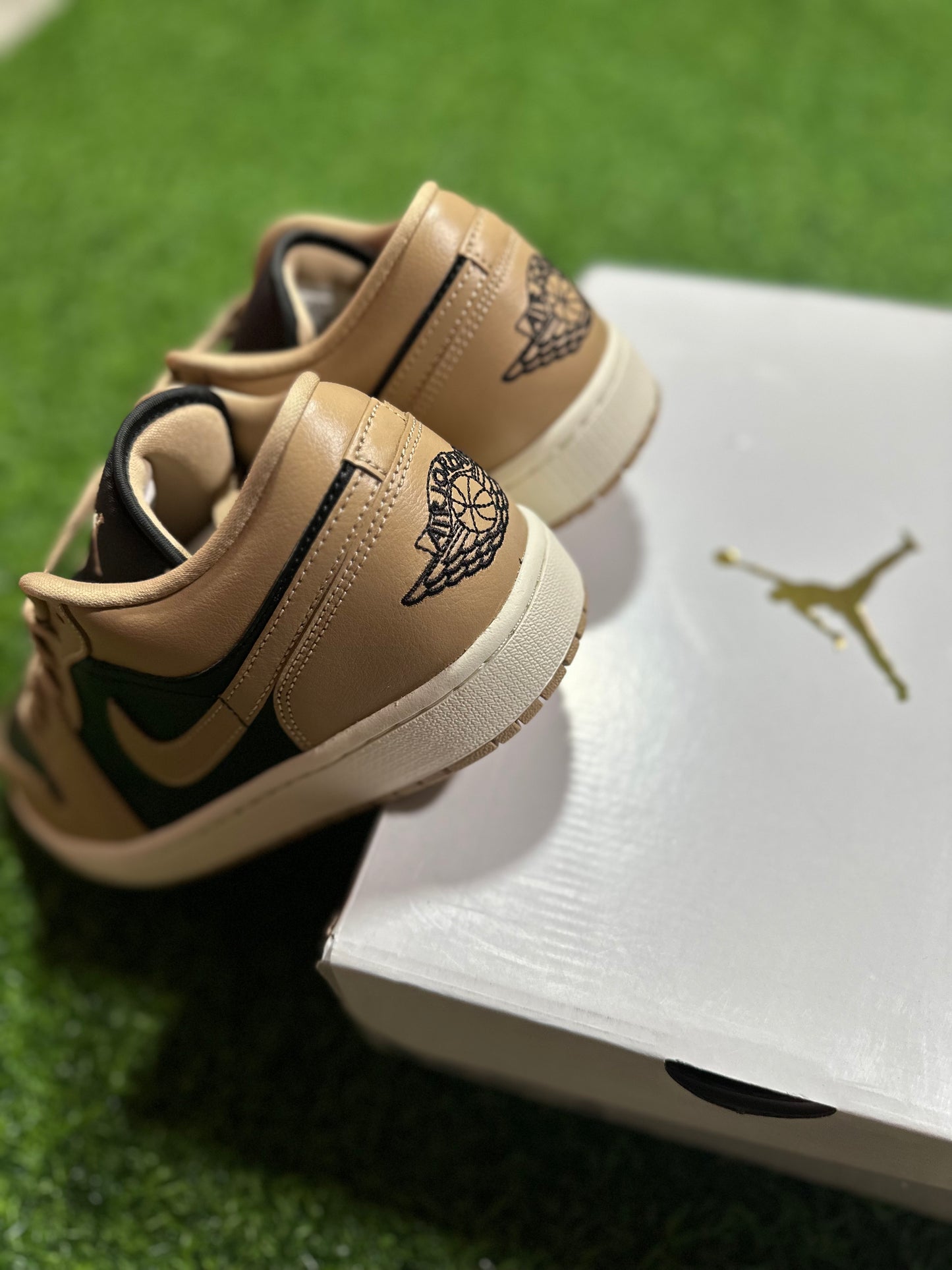 Jordan 1 Low - Desierto (Mujer)