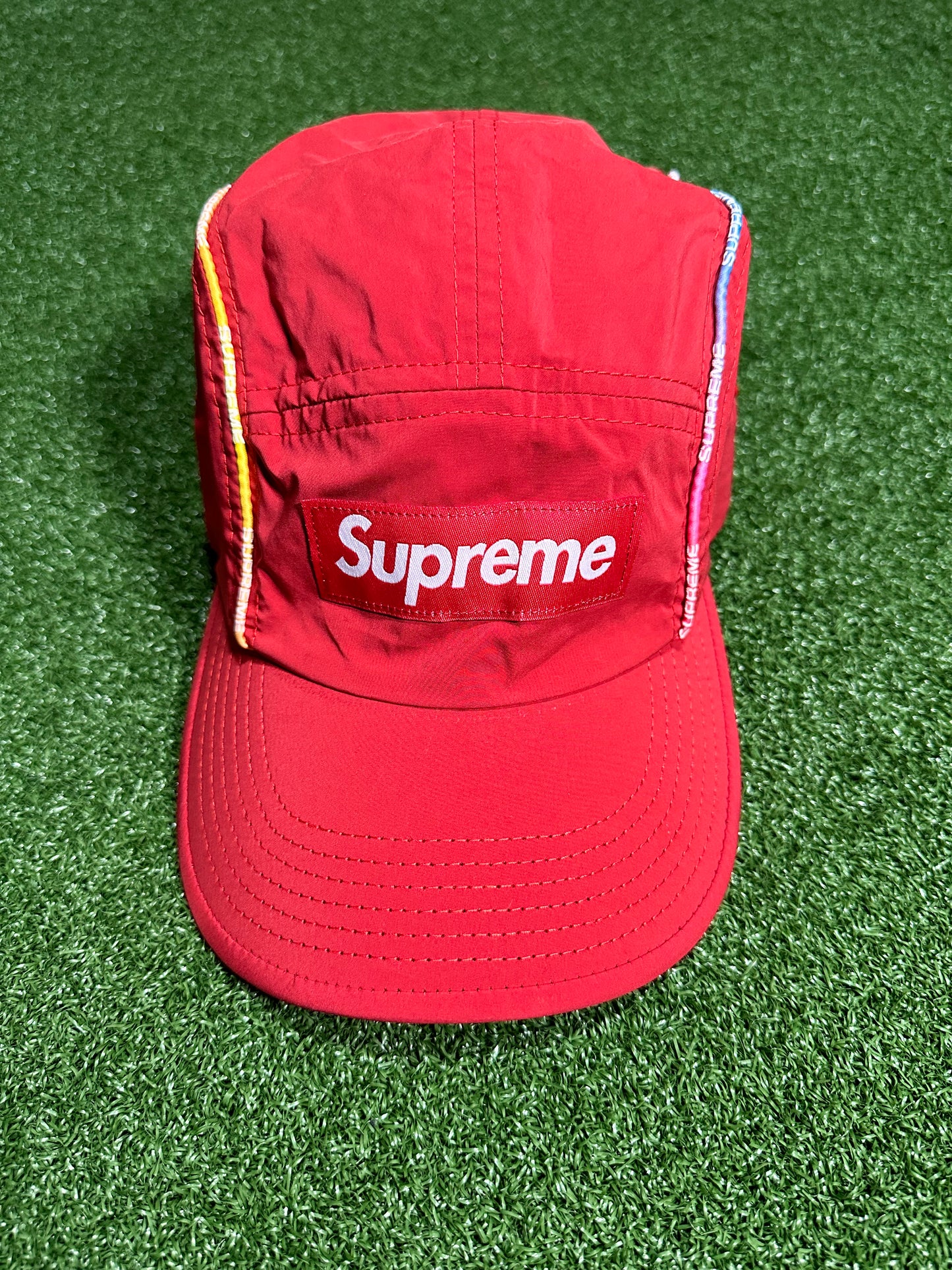 Gorra de campamento Supreme Gradient Piping roja