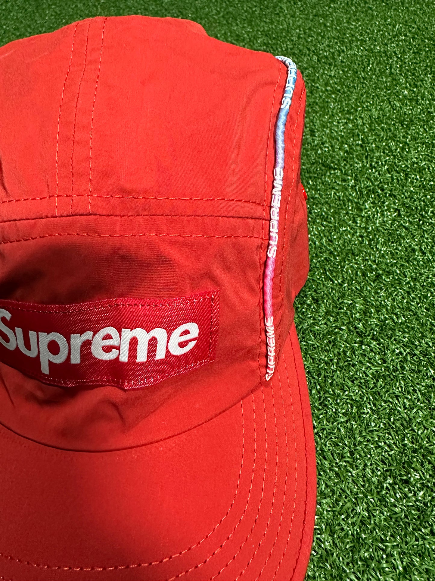 Gorra de campamento Supreme Gradient Piping roja