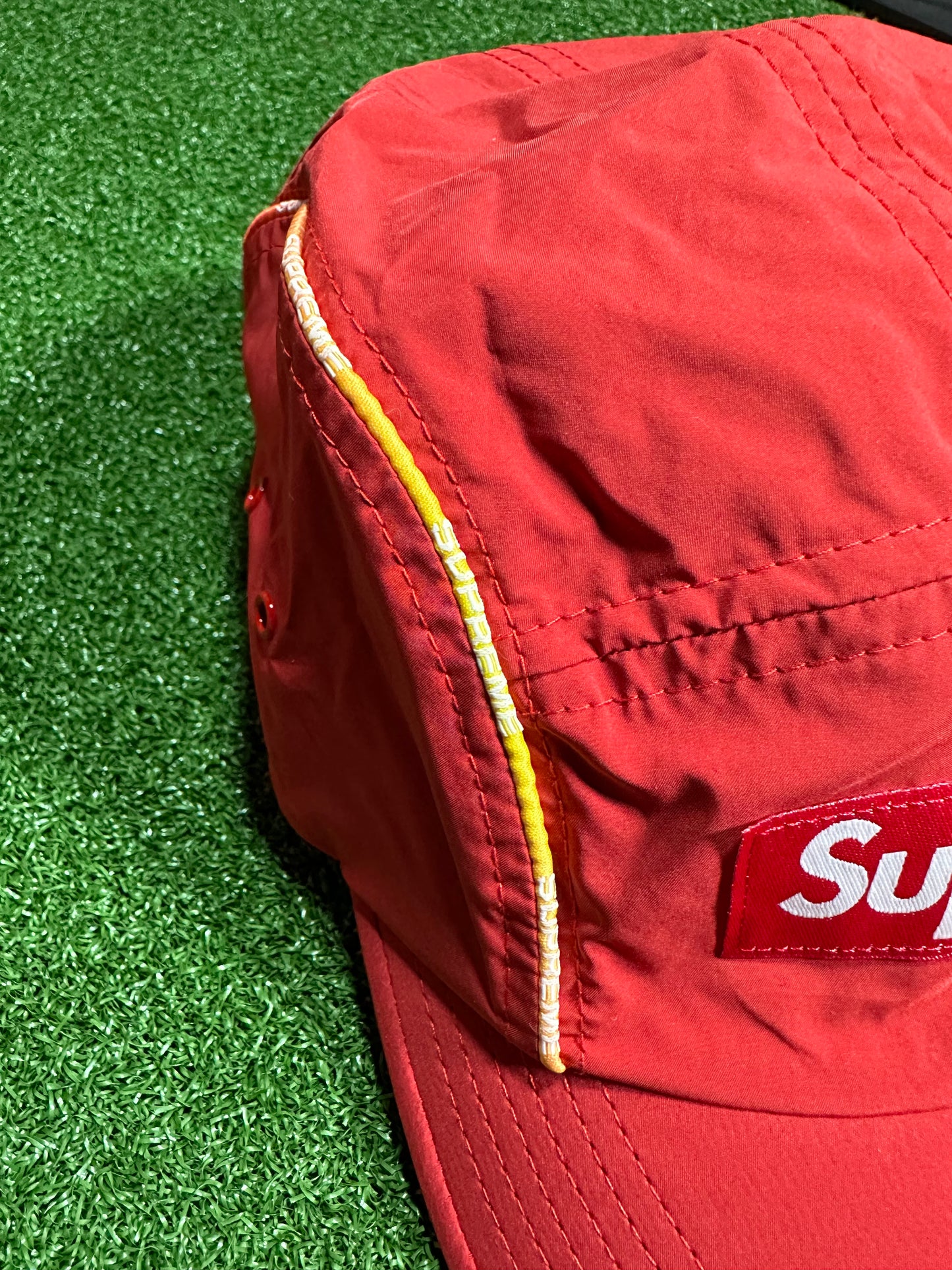 Gorra de campamento Supreme Gradient Piping roja