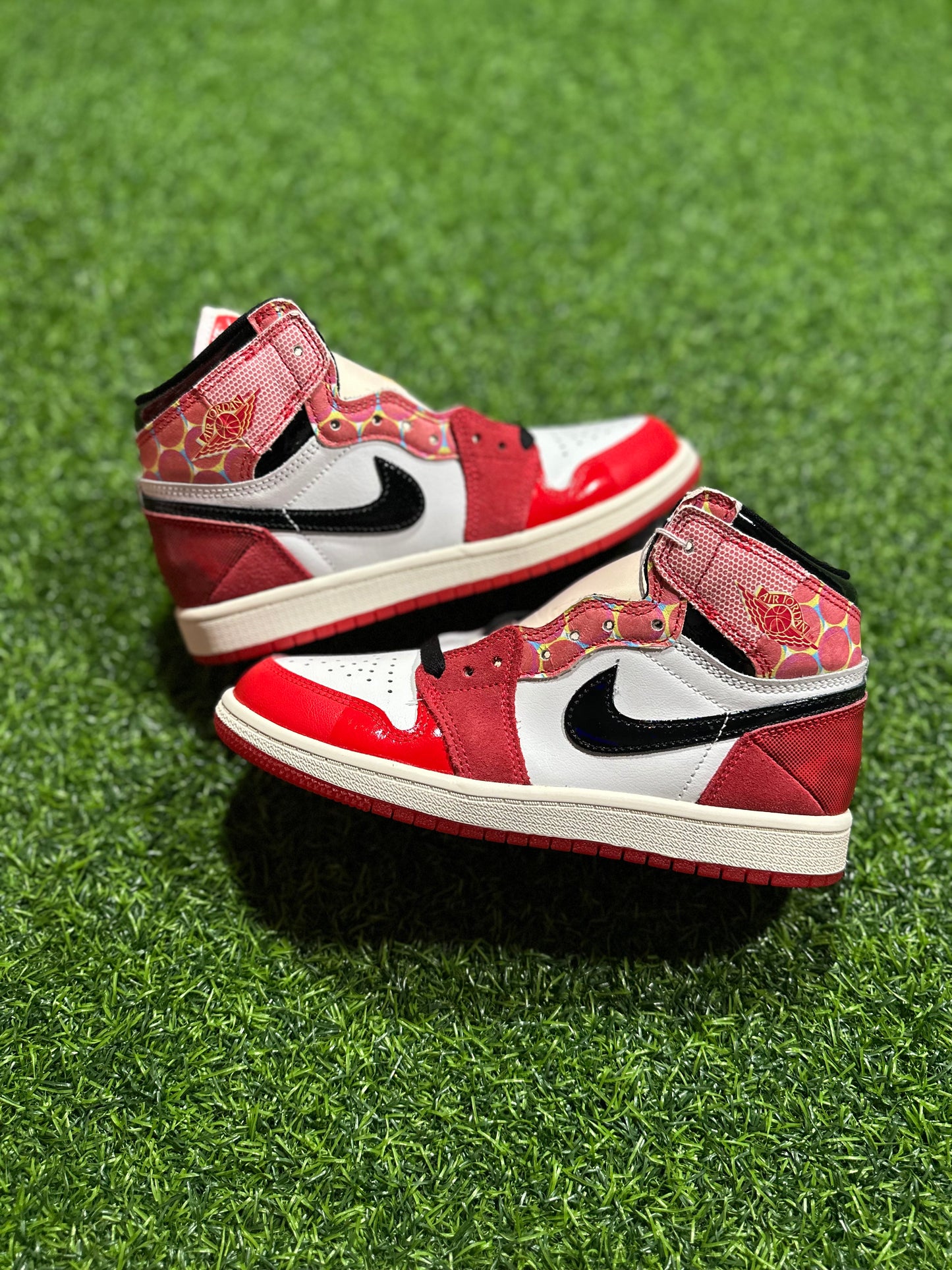 Jordan 1 Retro High OG: Spider-Man en el universo Spider (preescolar)