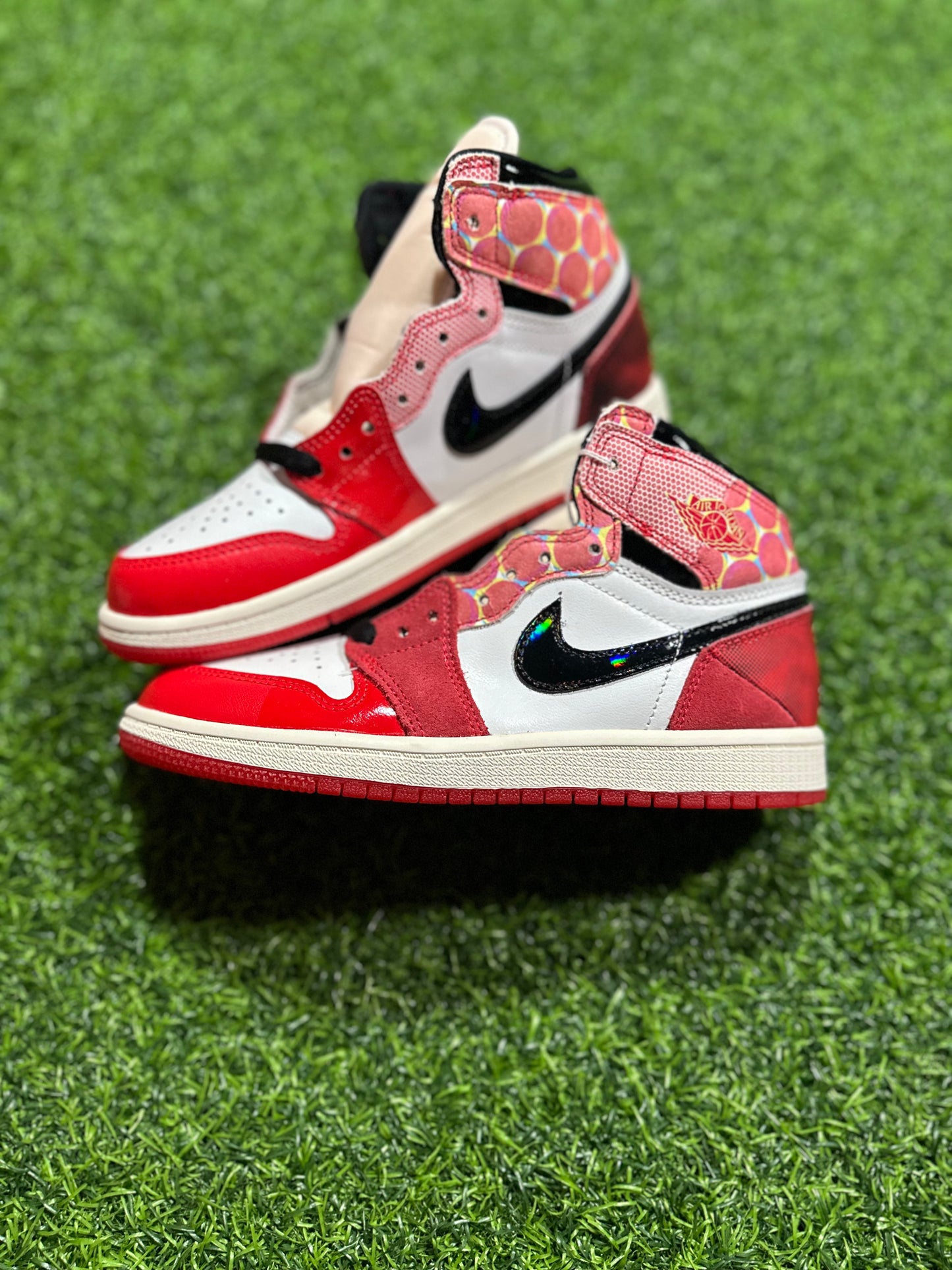 Jordan 1 Retro High OG: Spider-Man en el universo Spider (preescolar)