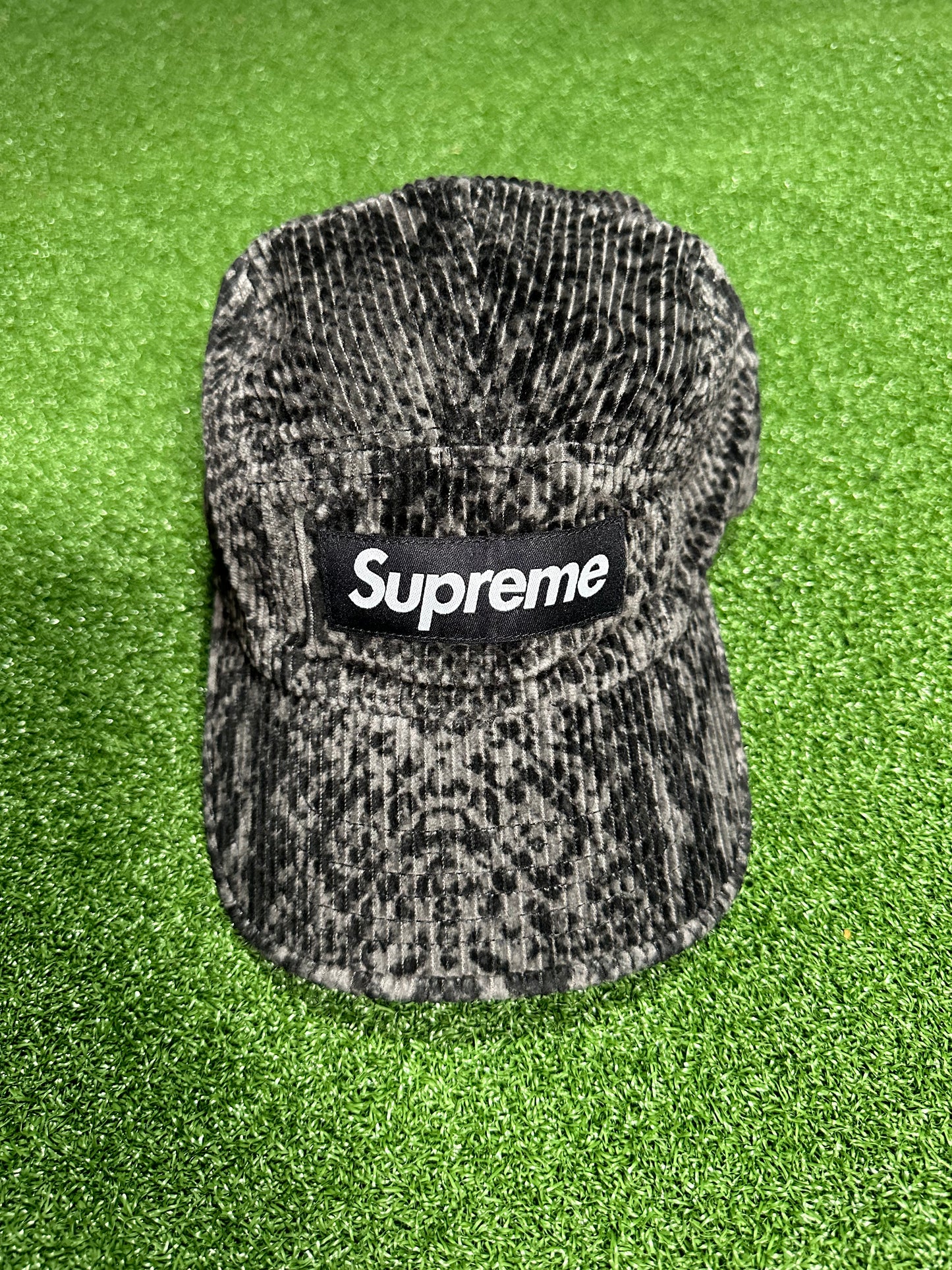 Gorra de campamento de pana con diseño de piel de serpiente Supreme negra
