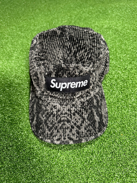 Gorra de campamento de pana con diseño de piel de serpiente Supreme negra