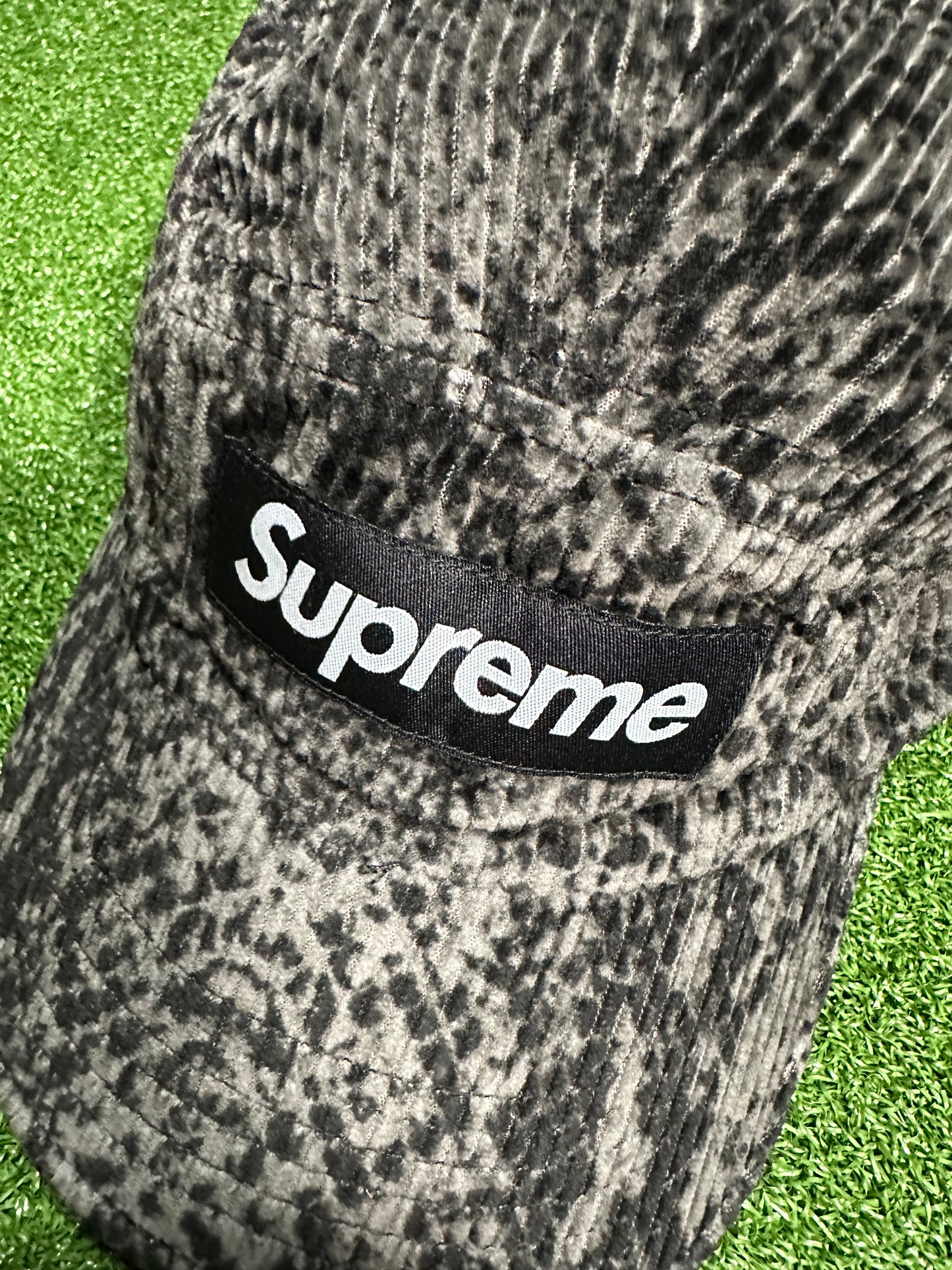 Gorra de campamento de pana con diseño de piel de serpiente Supreme negra