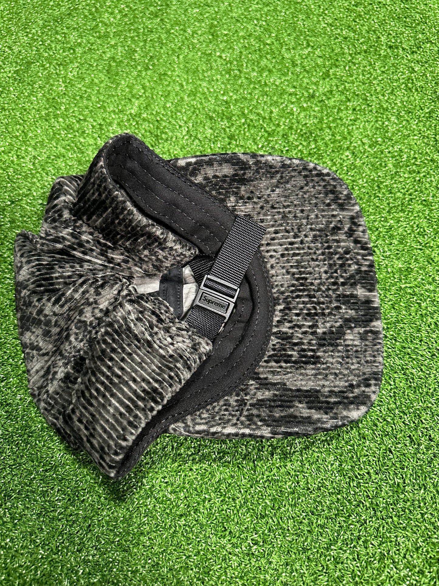 Gorra de campamento de pana con diseño de piel de serpiente Supreme negra