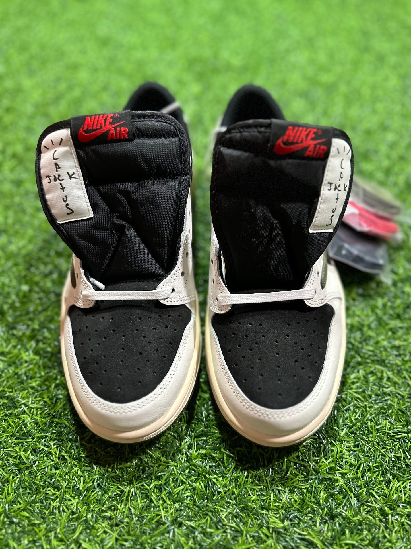 Jordan 1 Retro Low OG SP - Travis Scott Oliva (Mujeres)