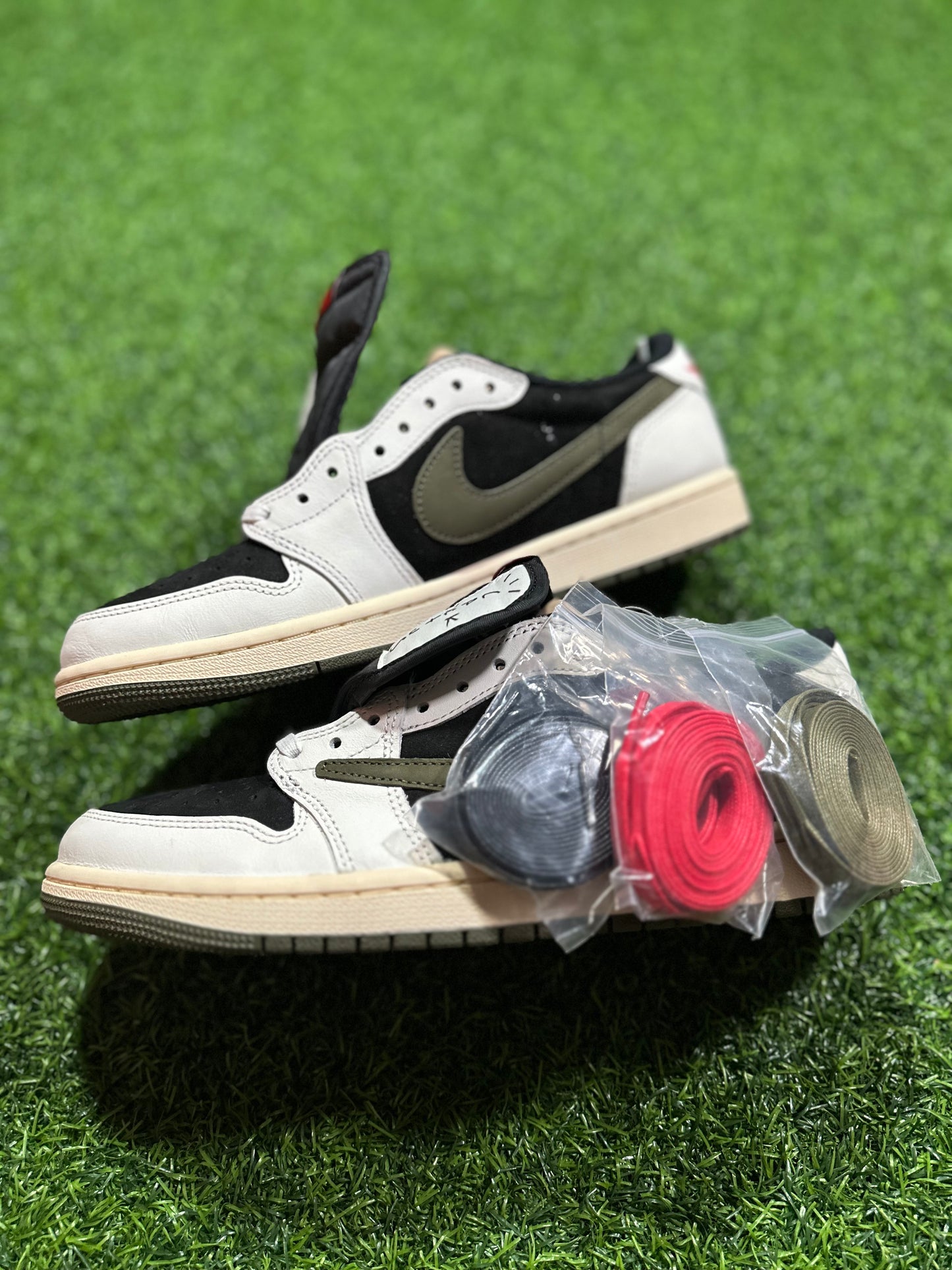Jordan 1 Retro Low OG SP - Travis Scott Oliva (Mujeres)