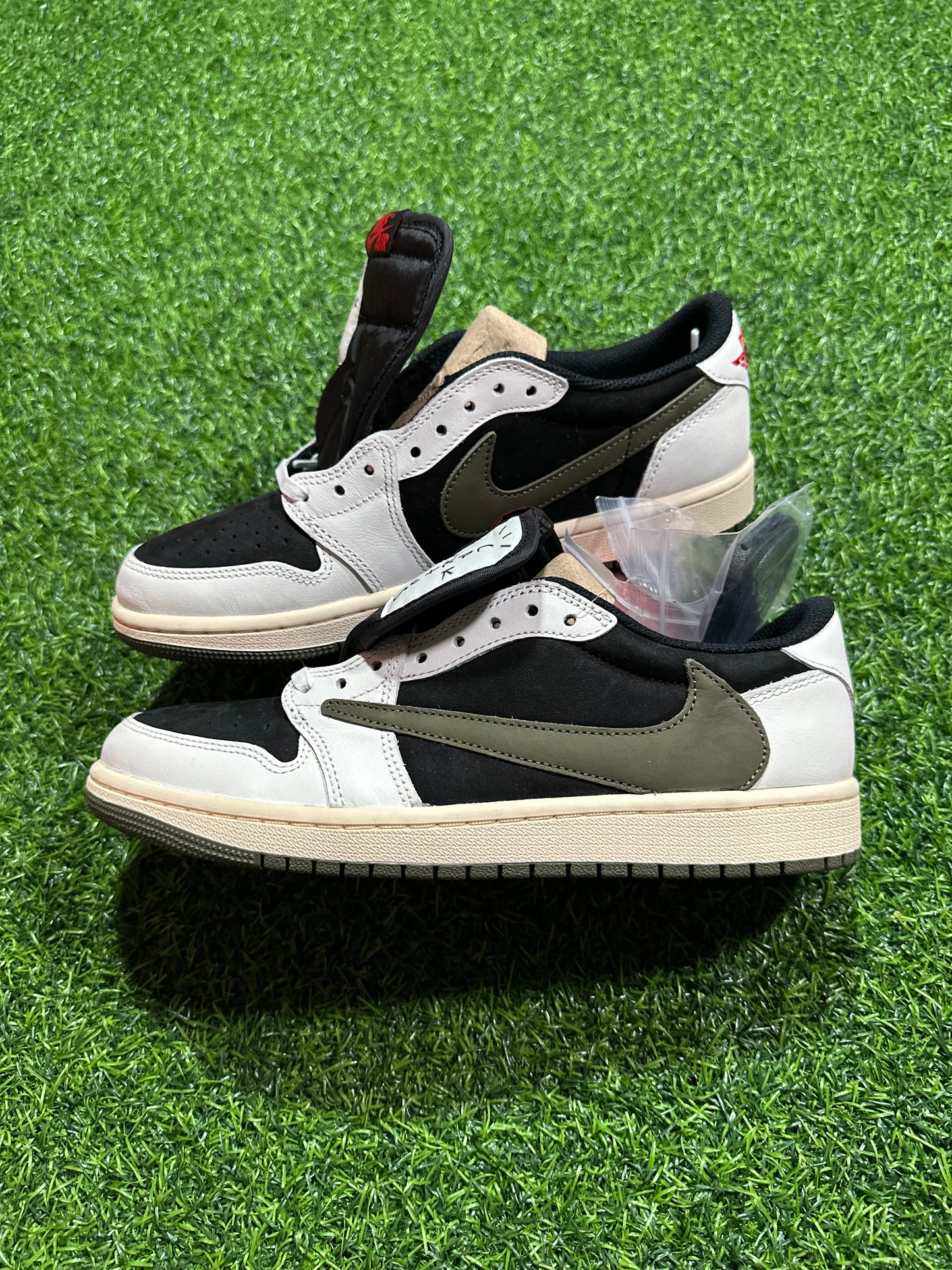 Jordan 1 Retro Low OG SP - Travis Scott Oliva (Mujeres)