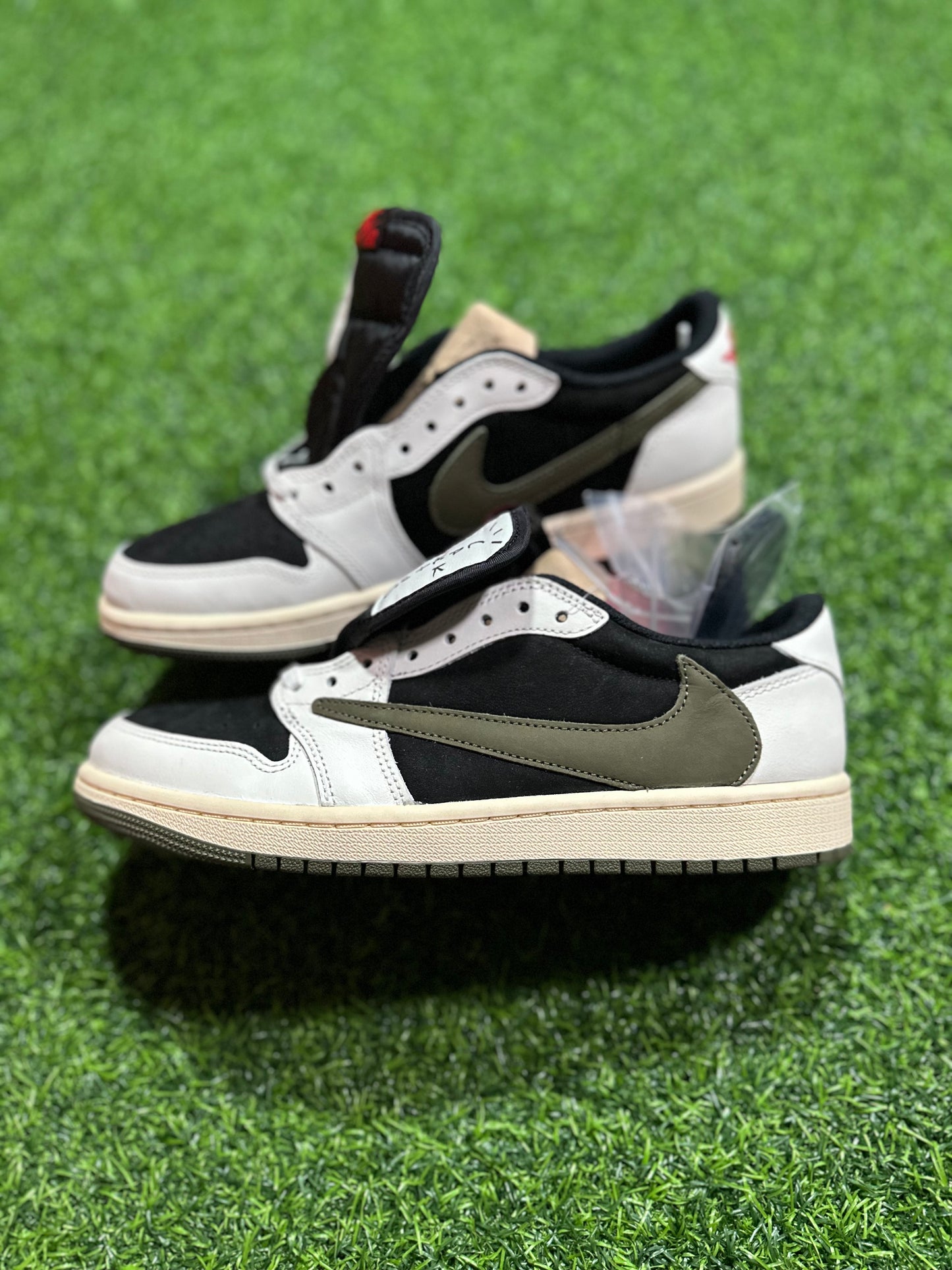 Jordan 1 Retro Low OG SP - Travis Scott Oliva (Mujeres)