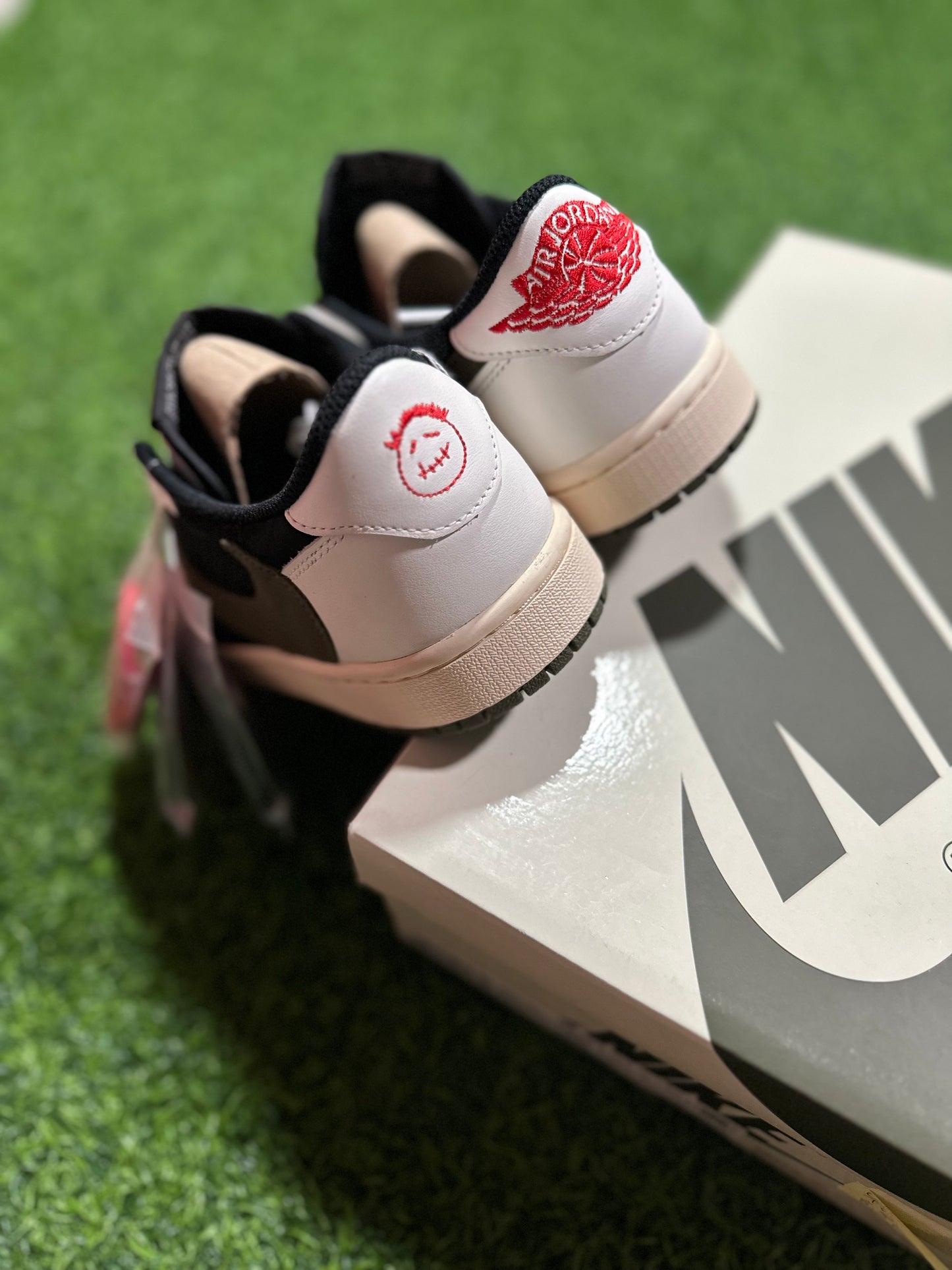 Jordan 1 Retro Low OG SP - Travis Scott Oliva (Mujeres)