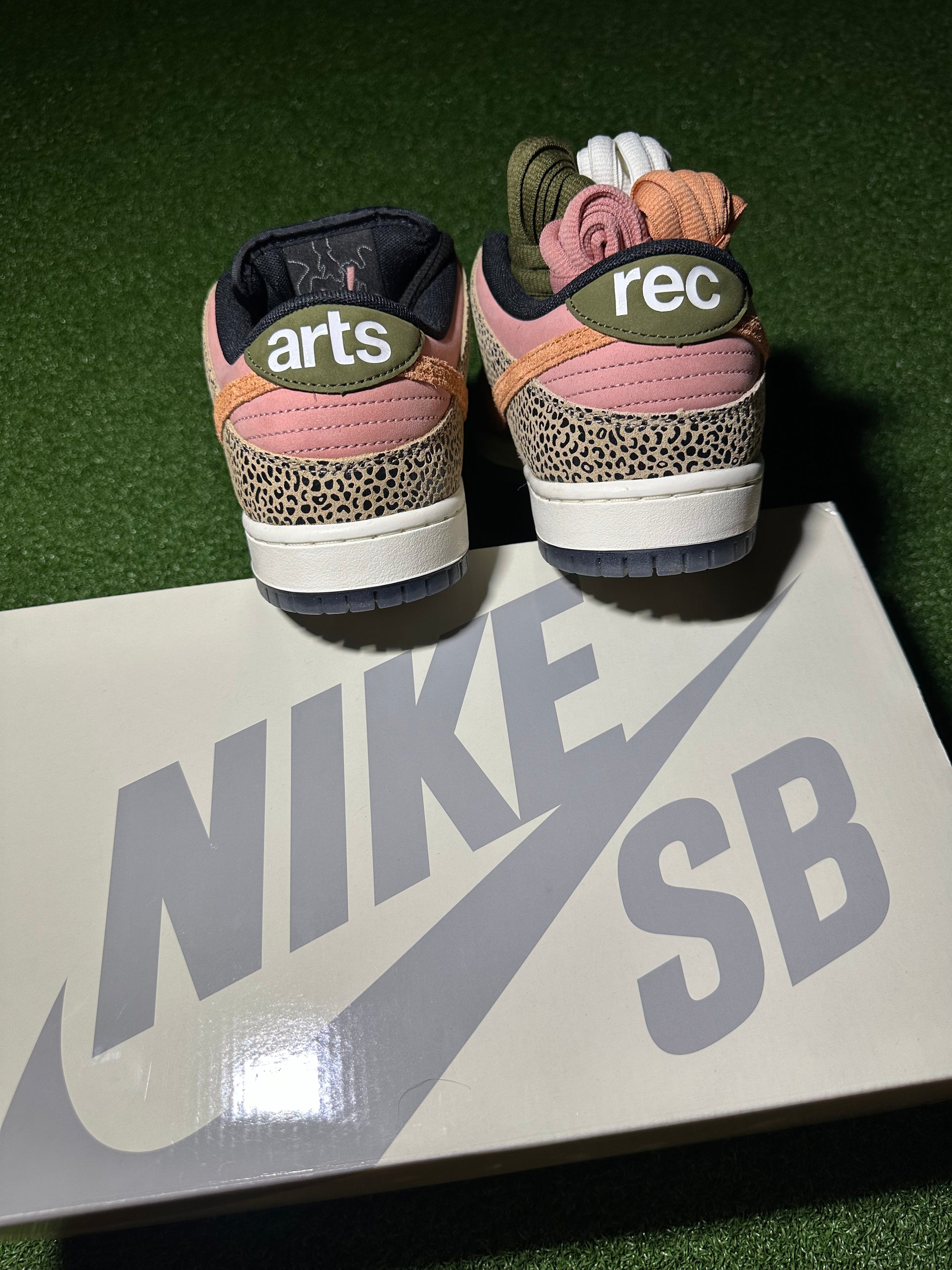 Nike SB Dunk Low Art-Rec Heel Logo