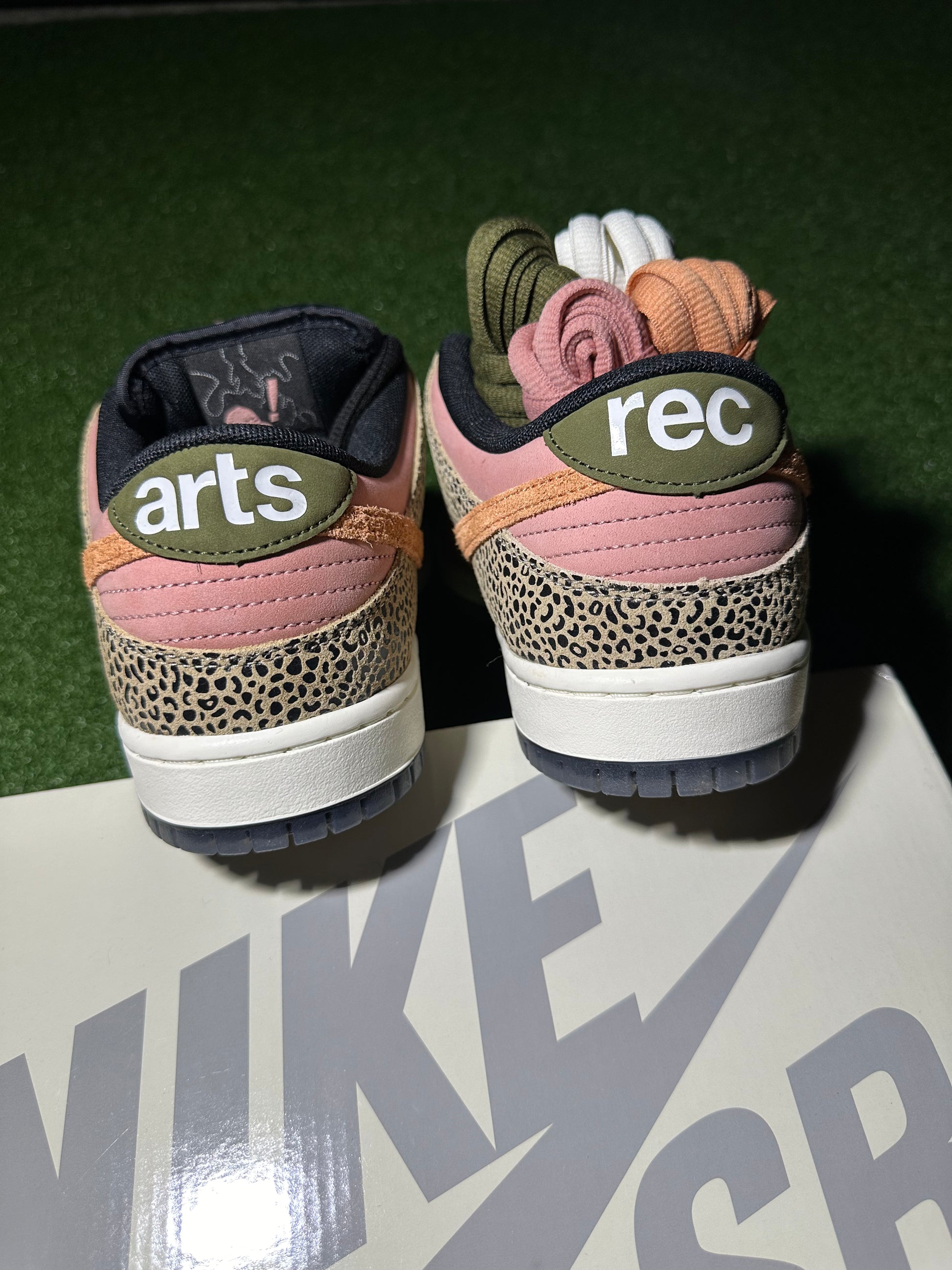 Nike SB Dunk Low Art-Rec Heel Logo Close Up
