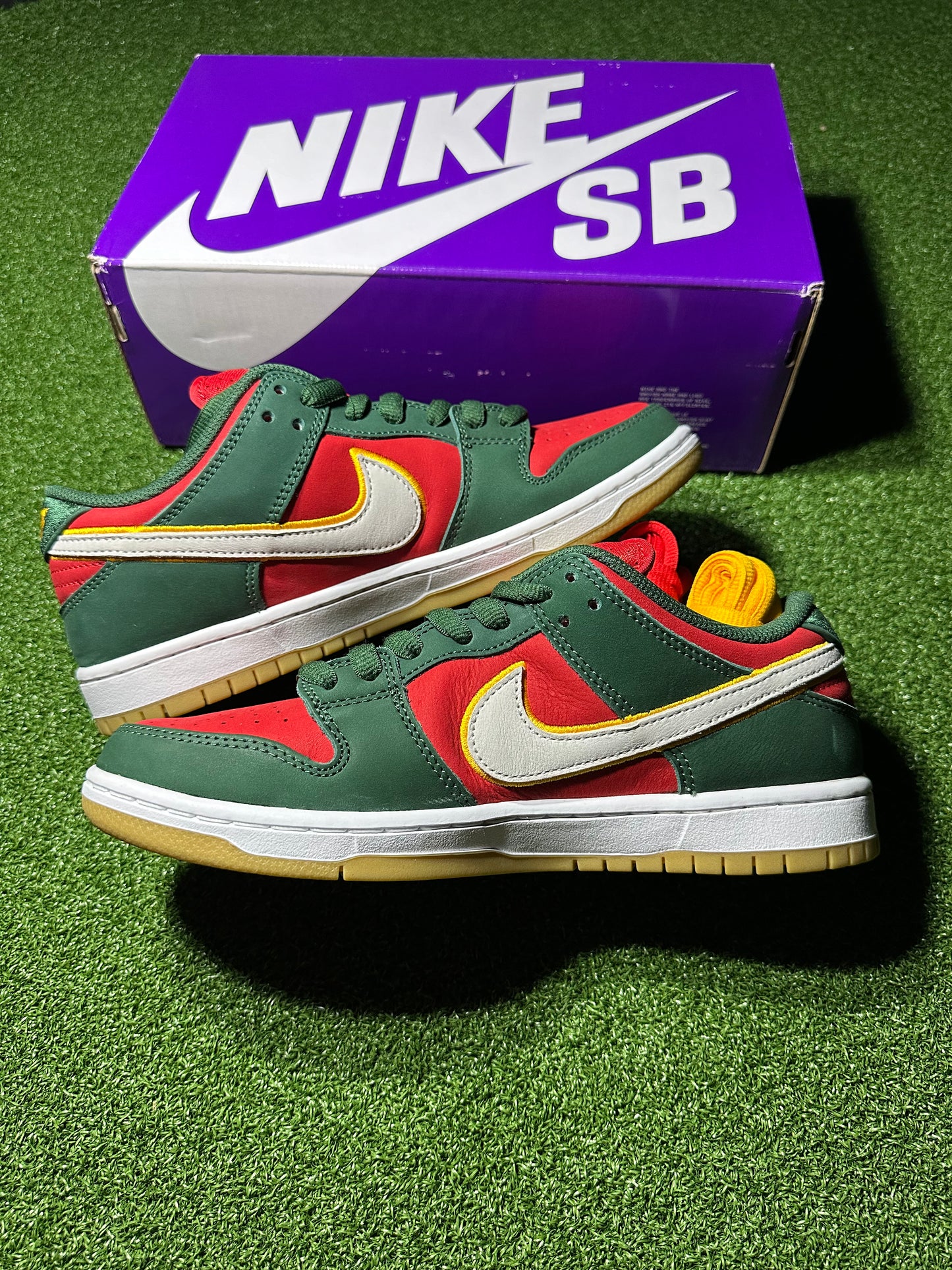 Nike SB Dunk Low Pro PRM Seattle Supersonics Close Up
