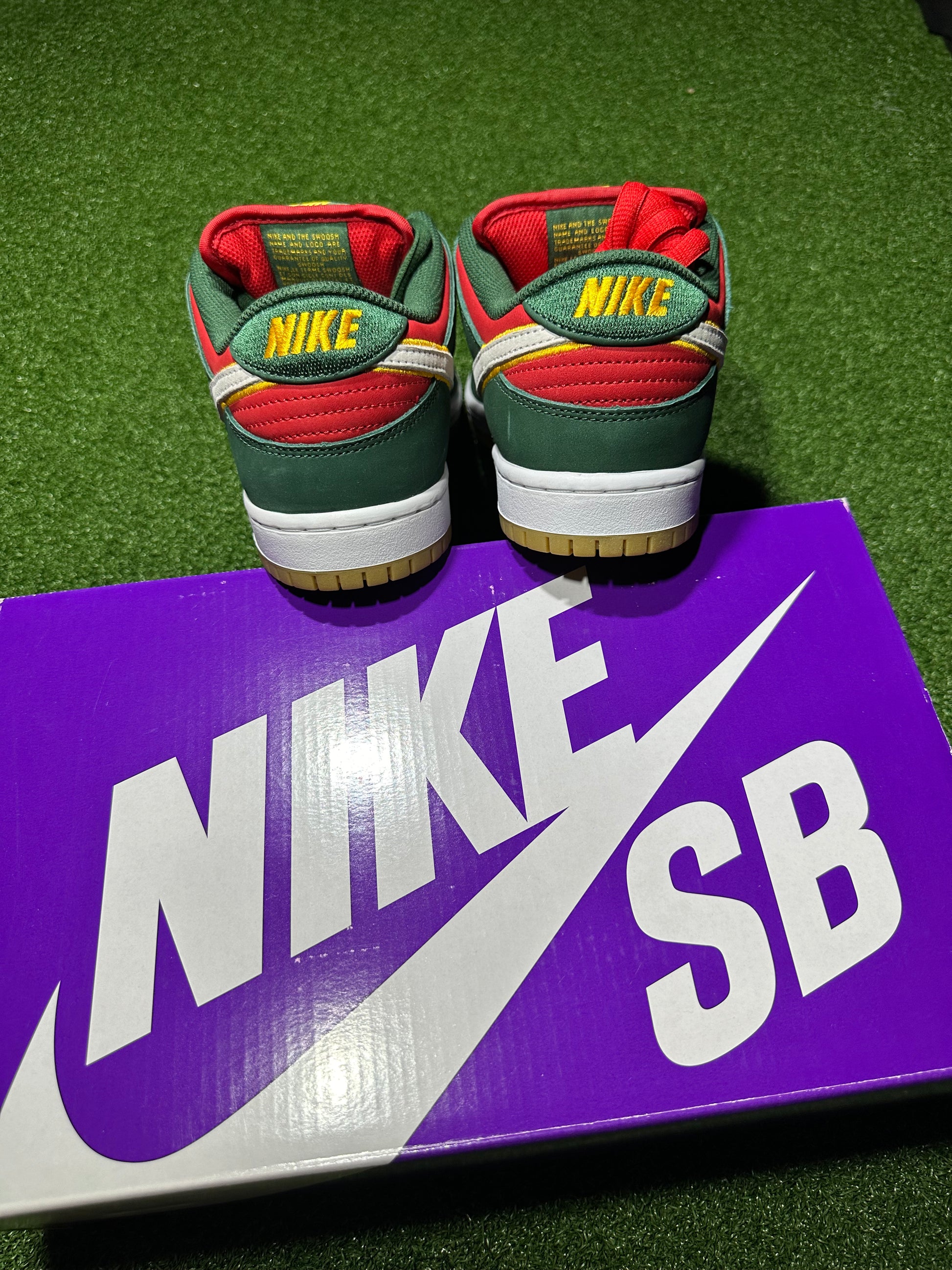Nike SB Dunk Low Pro PRM Seattle Supersonics Heel Detail