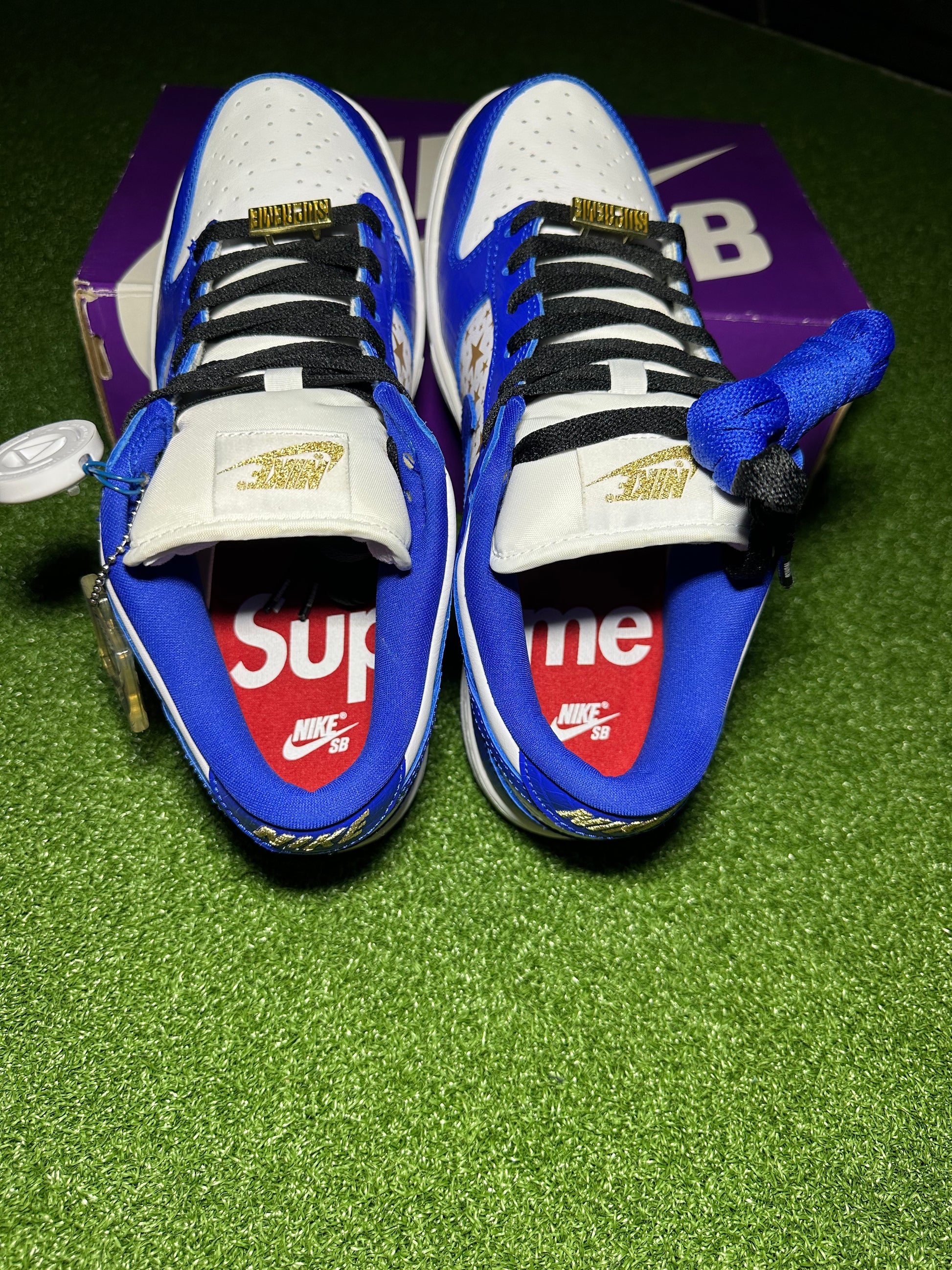 Nike SB Dunk Low Supreme Stars Hyper Detail