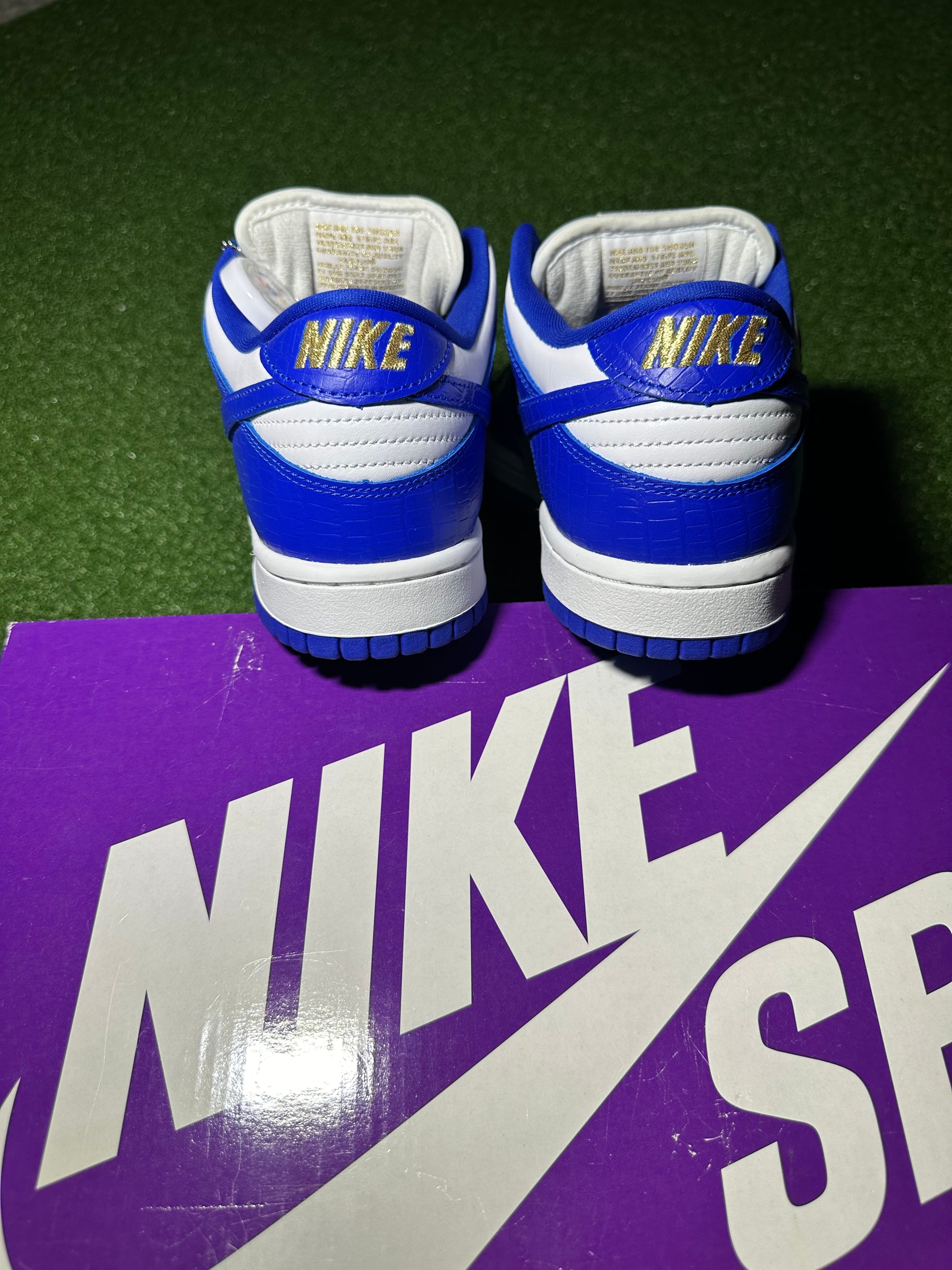 Nike SB Dunk Low Supreme Stars Hyper Royal Heel Detail