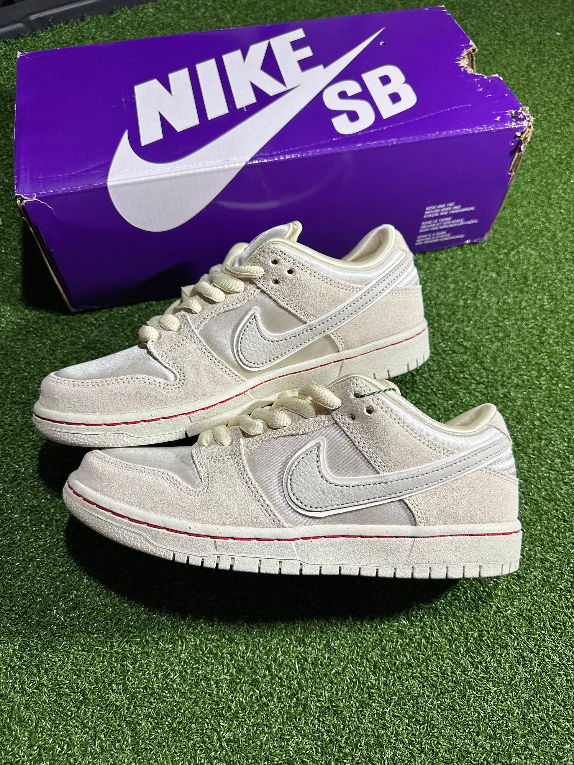 Streetwear outfit Nike SB Dunk Low City of Love Light Bone authentic skate sneakers