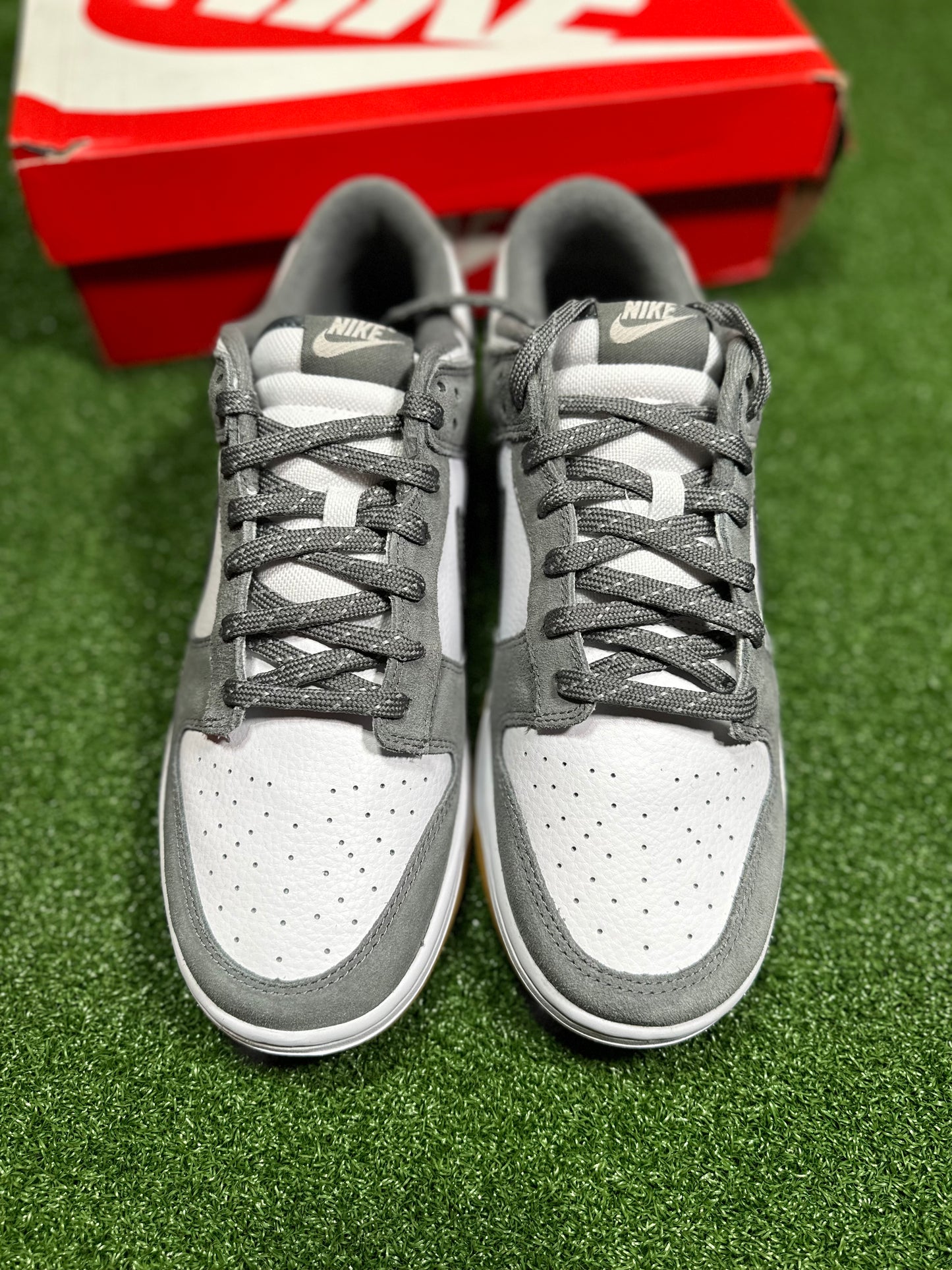 Nike Dunk Low - Swoosh 3M en color gris humo y goma