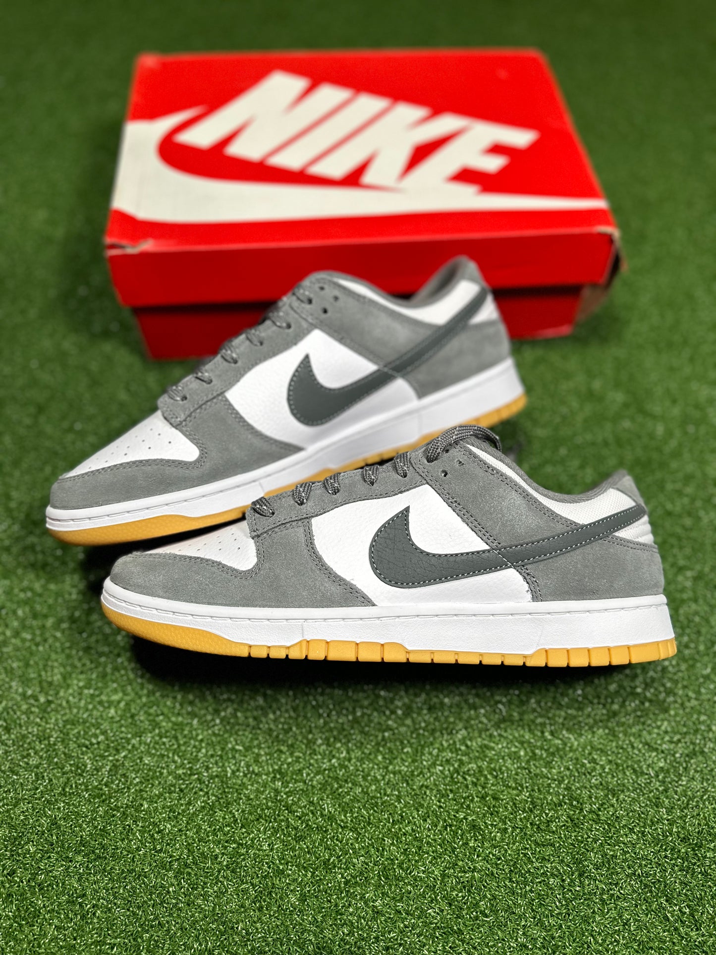 Nike Dunk Low - Swoosh 3M en color gris humo y goma