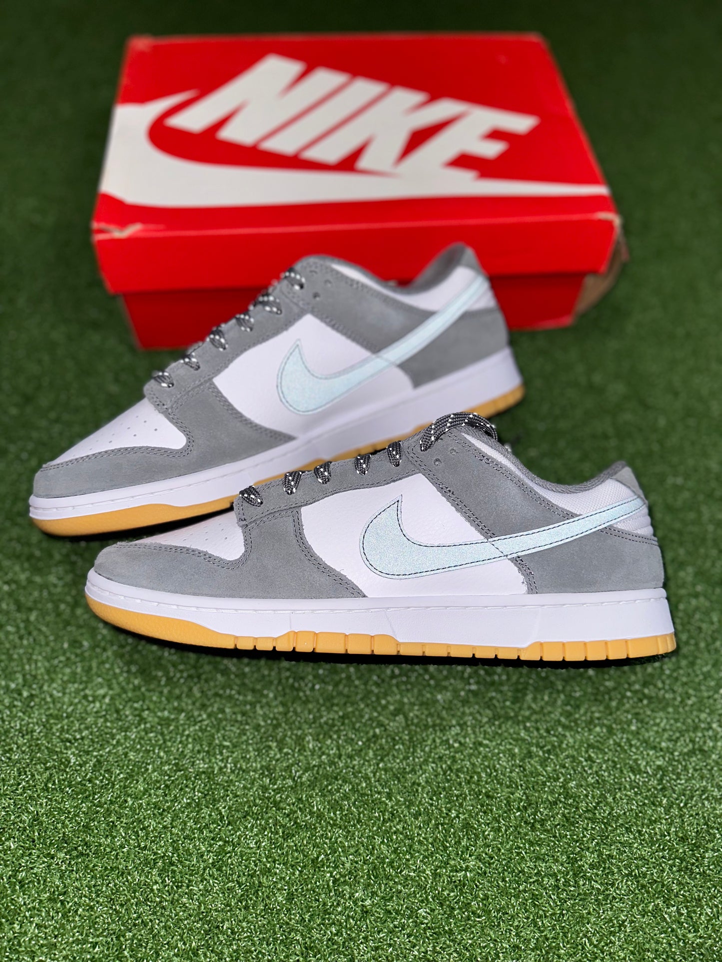 Nike Dunk Low - Swoosh 3M en color gris humo y goma