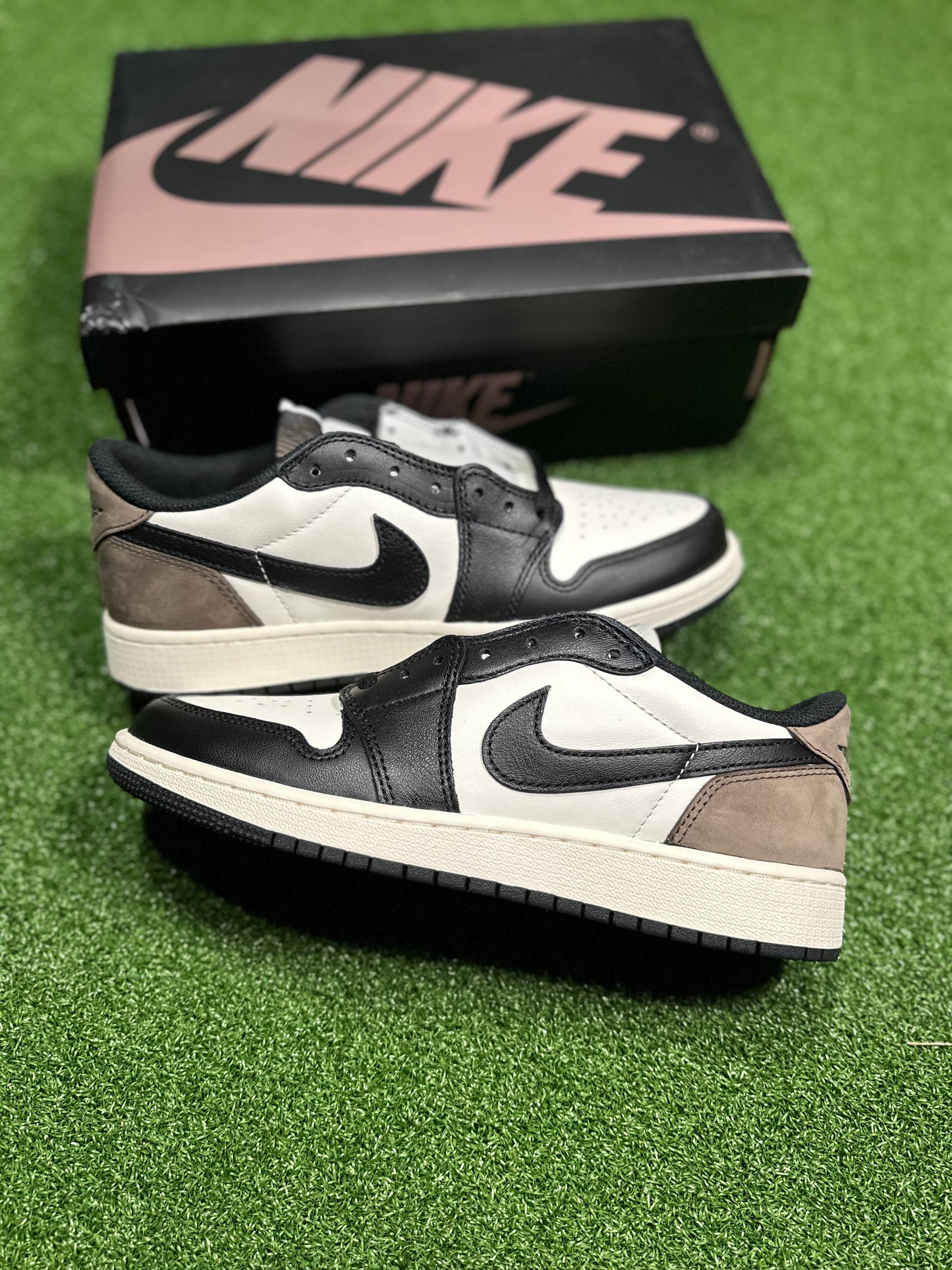 Jordan 1 Retro Low OG - Mocha (escuela primaria)