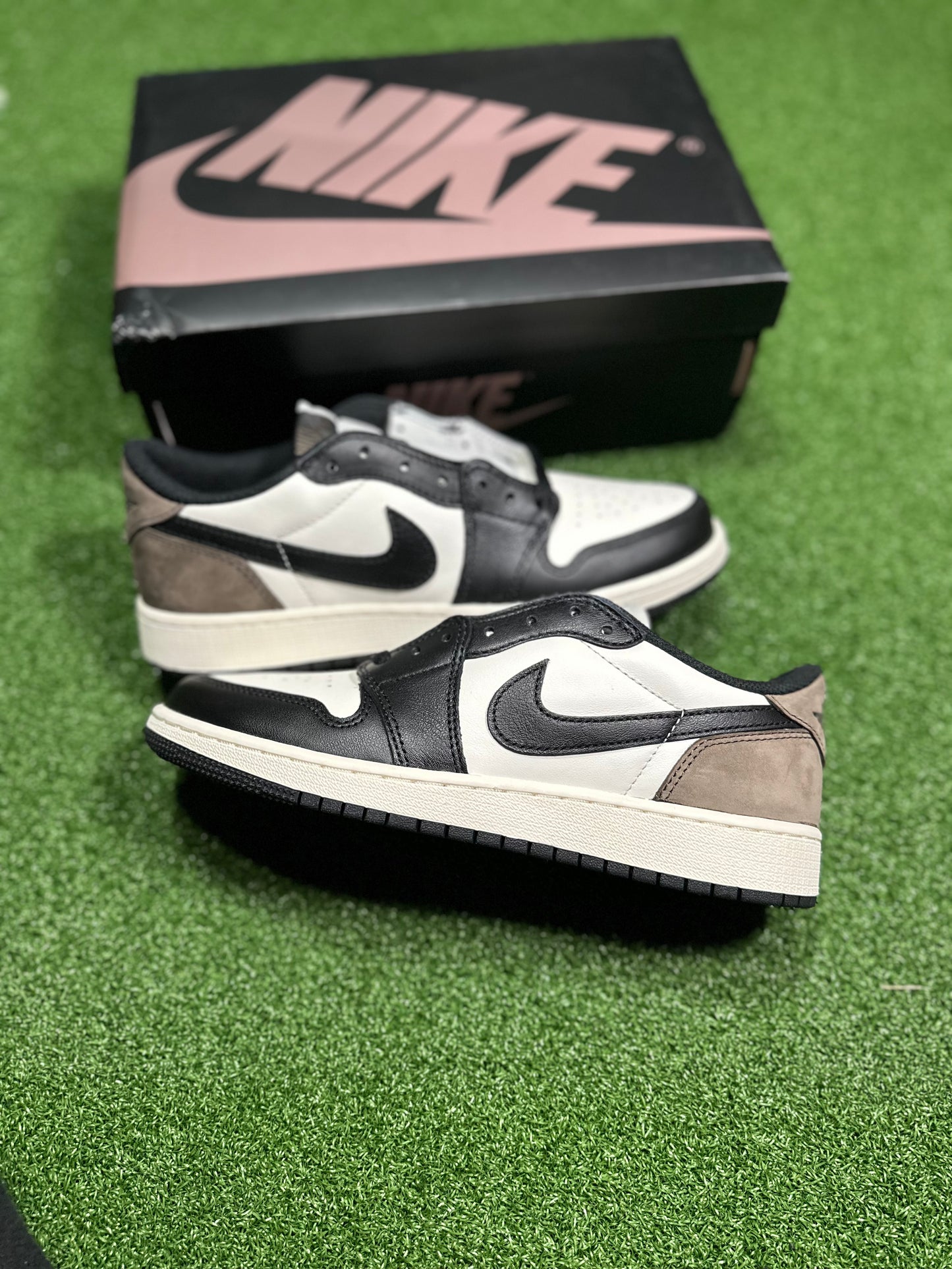 Jordan 1 Retro Low OG - Mocha (escuela primaria)