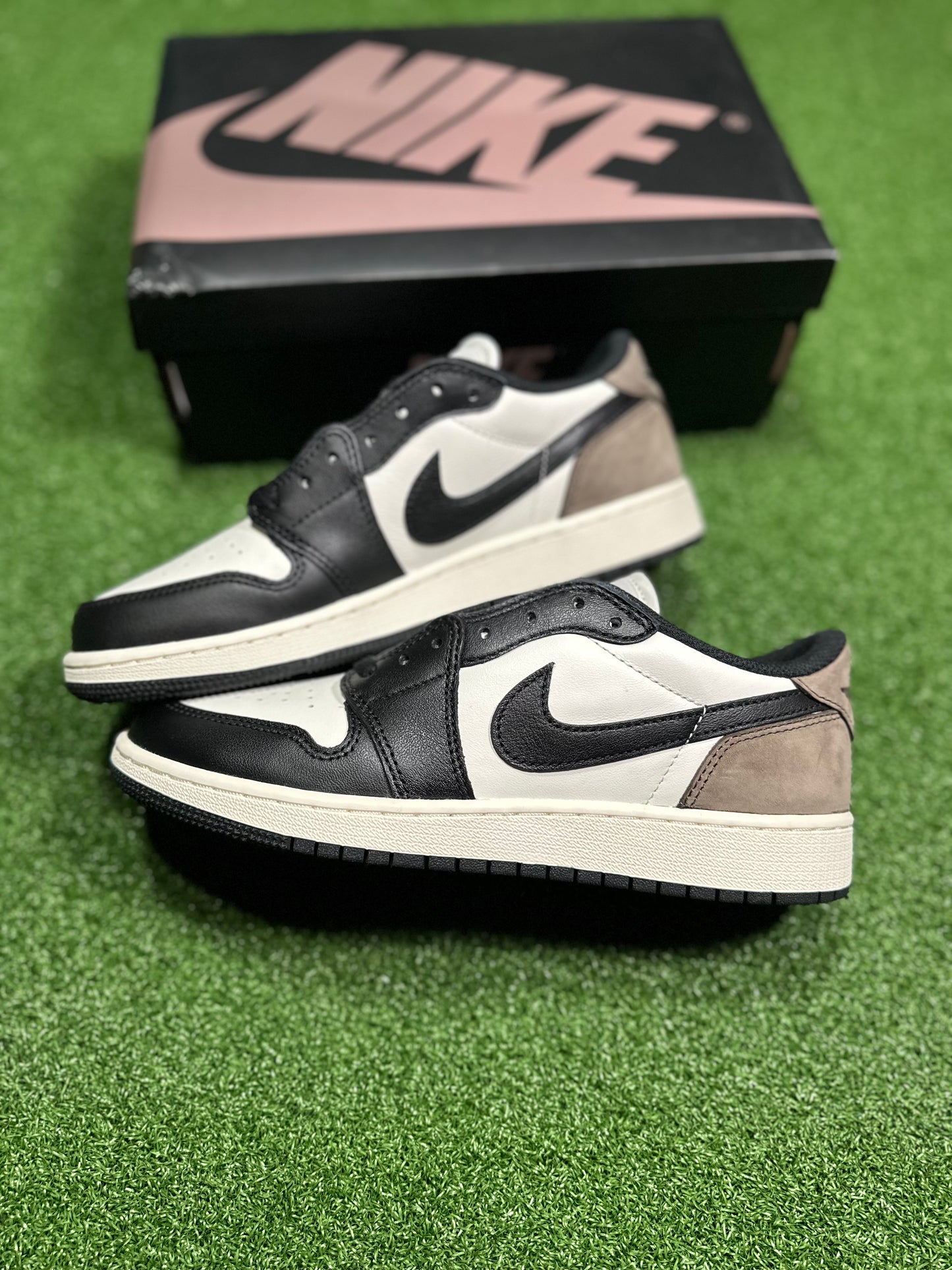 Jordan 1 Retro Low OG - Mocha (escuela primaria)