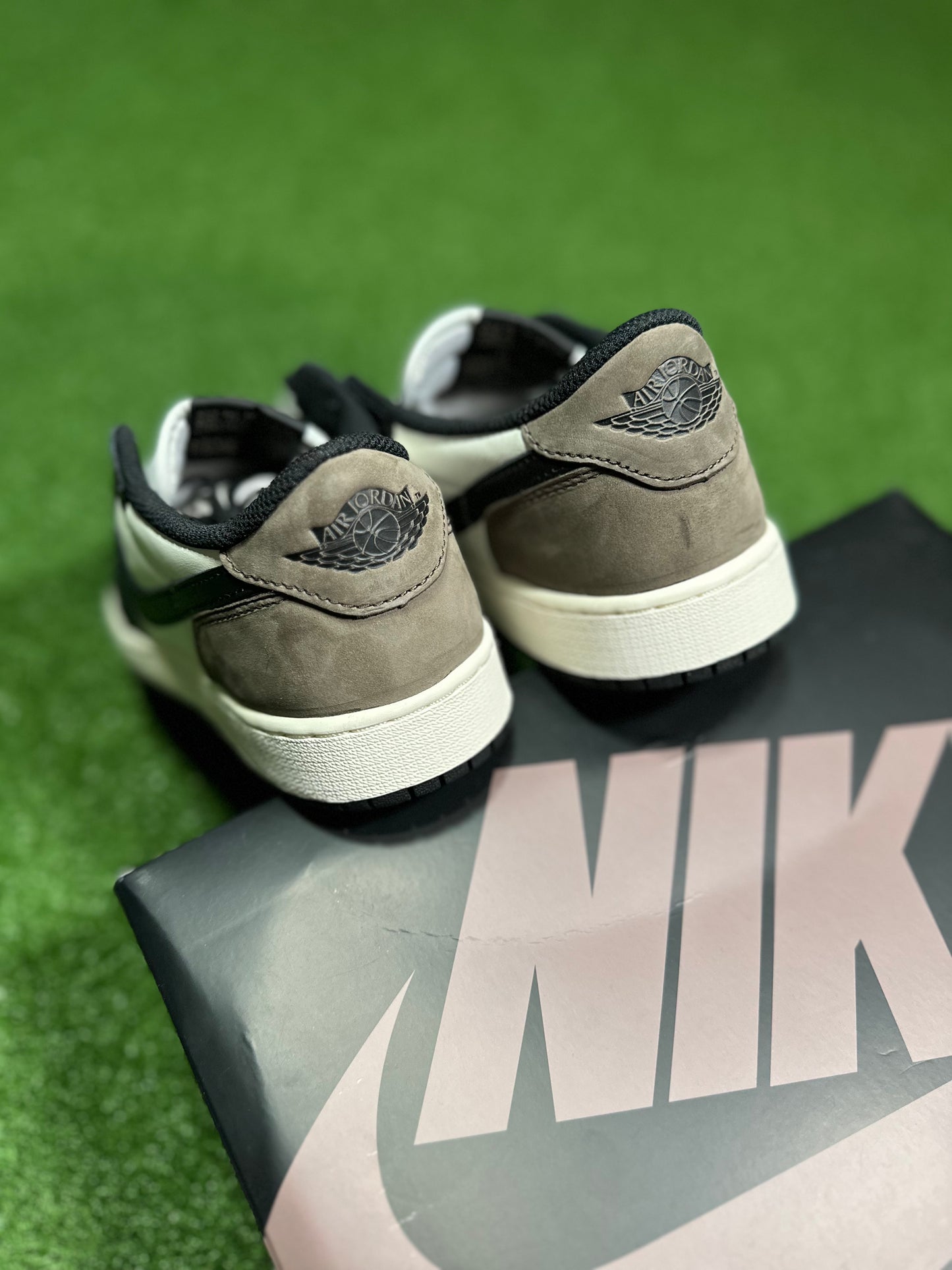 Jordan 1 Retro Low OG - Mocha (escuela primaria)