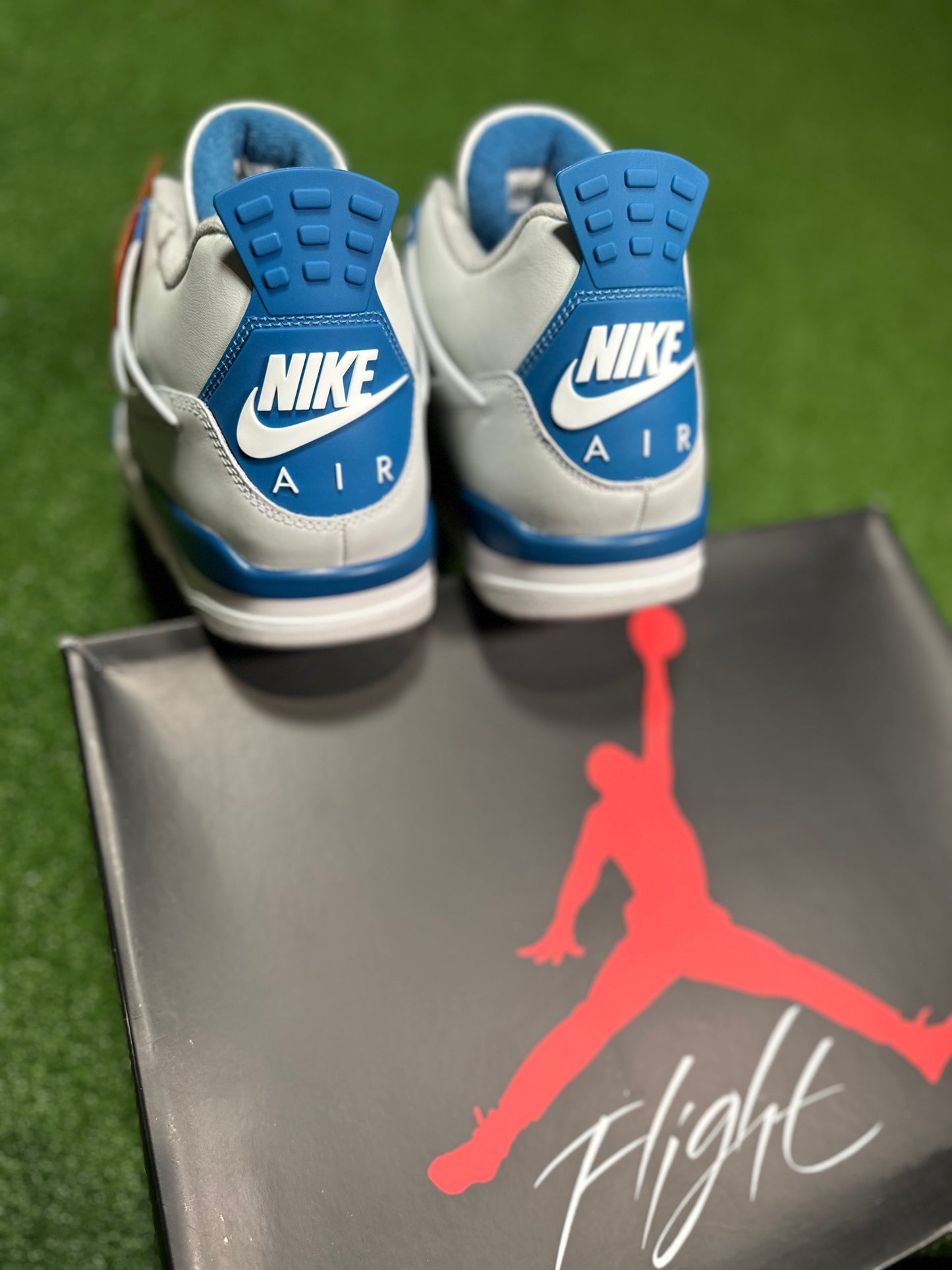 Jordan 4 Retro - Azul militar (2024)