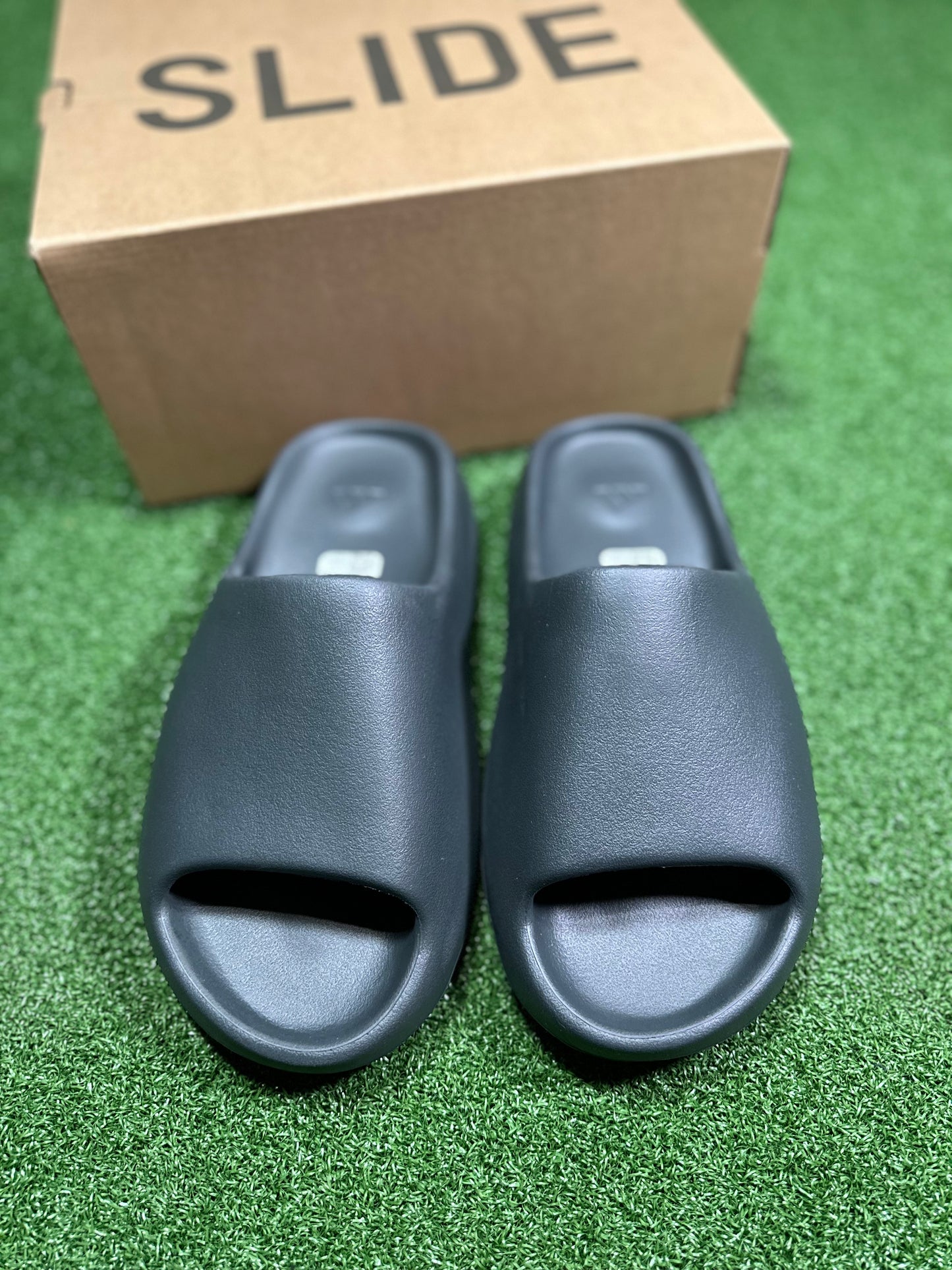 Chanclas Adidas Yeezy - ónix oscuro