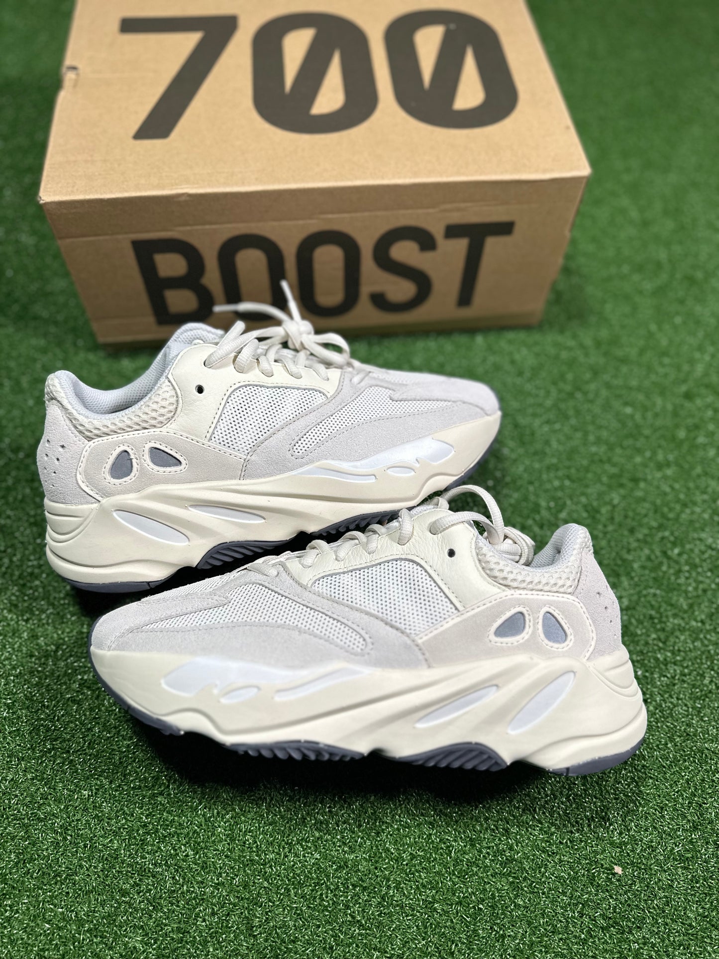 Adidas Yeezy Boost 700 - Analógico